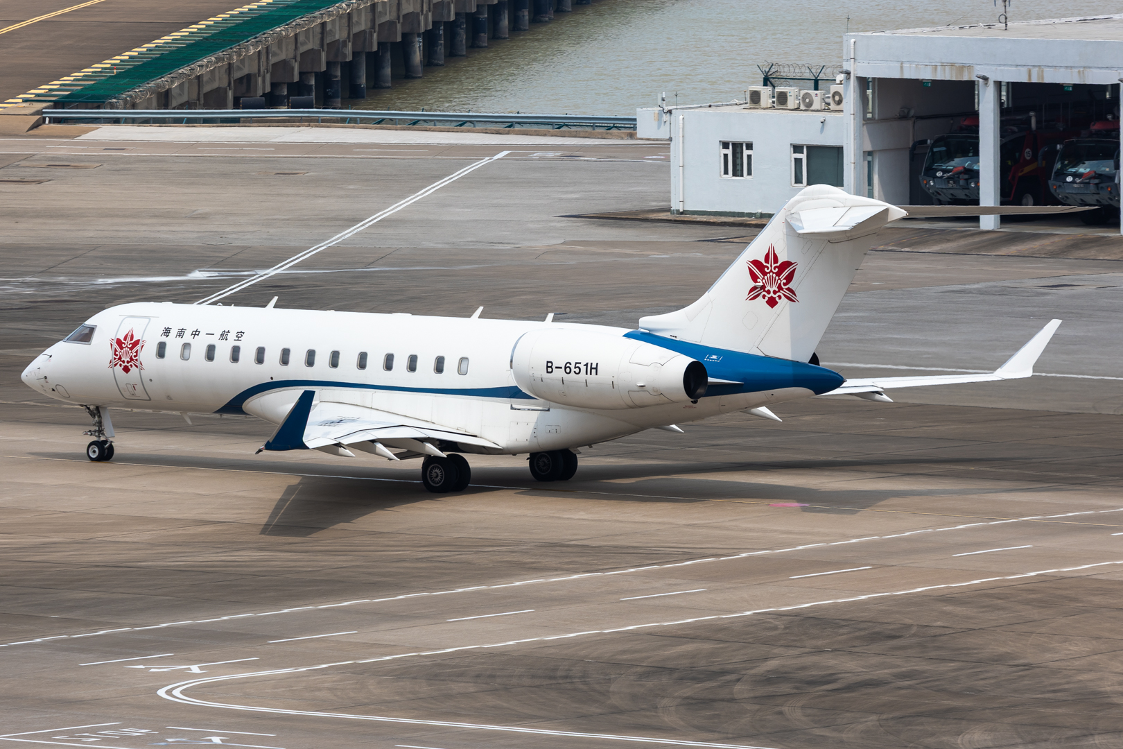 Full size: ZYB Lily Jet Bombardier Global 6000 B-651H at Macau International Airport