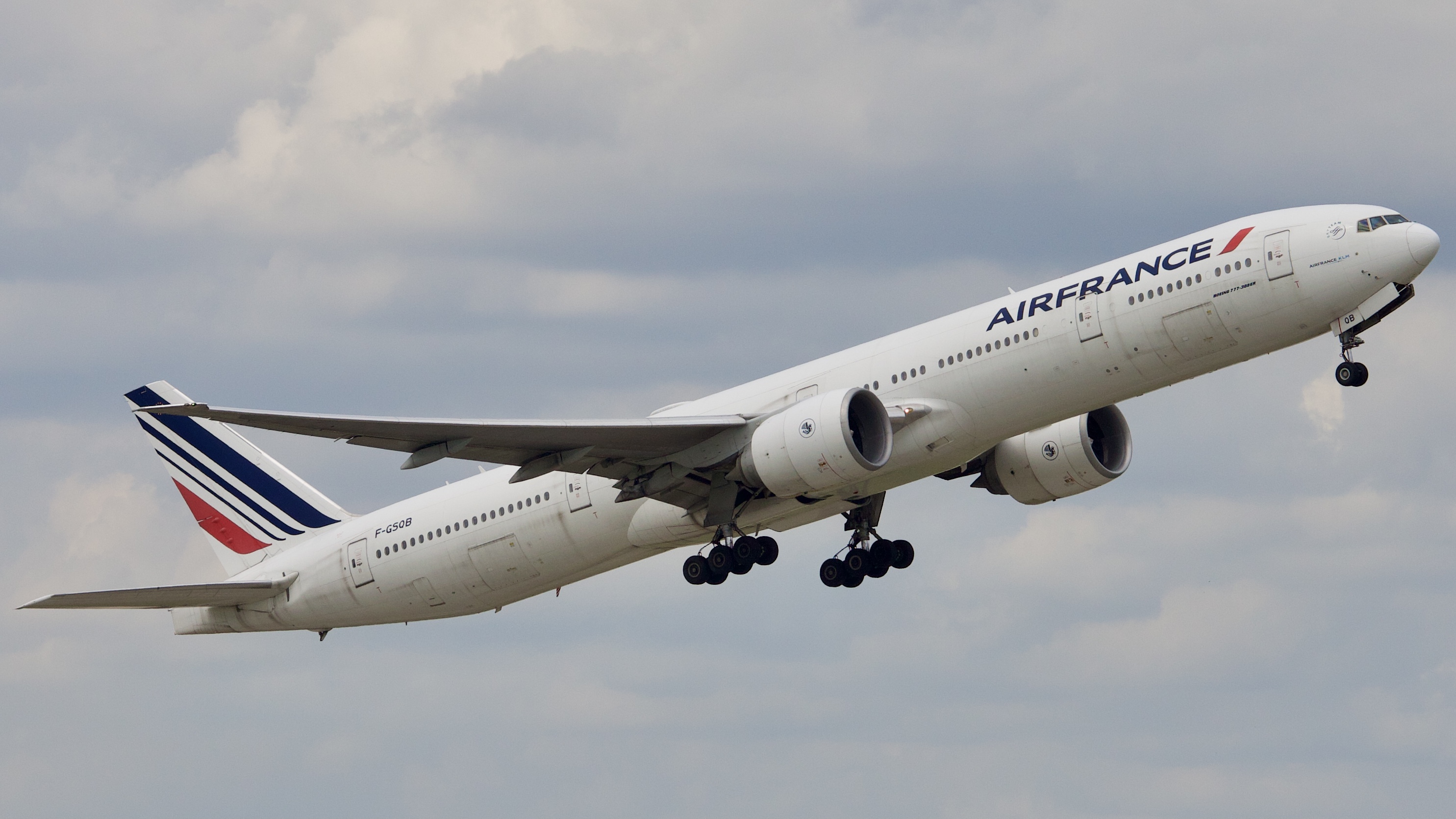 Full size: Air France Boeing 777-300ER F-GSQB at Houston-George Bush Intercontinental Airport