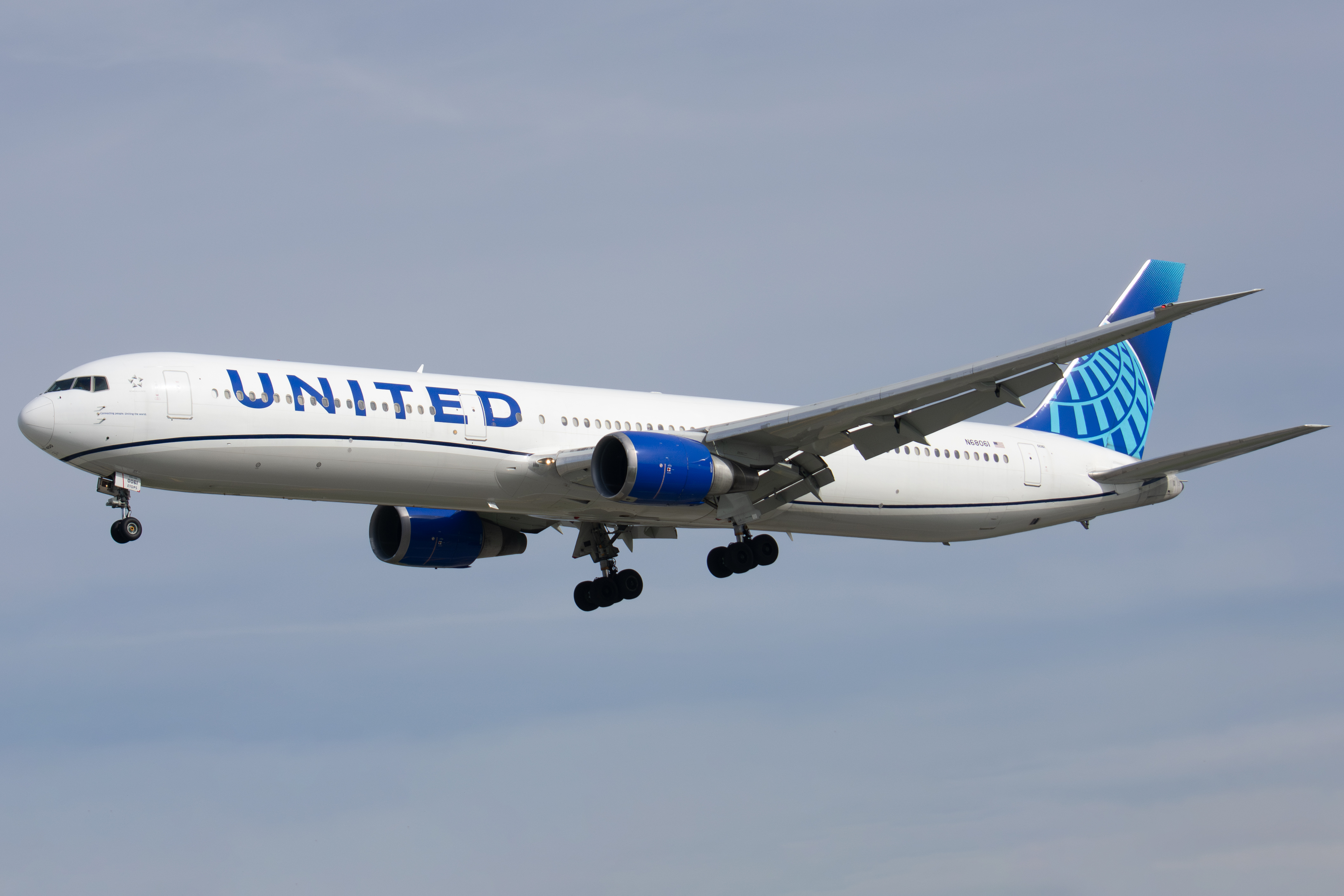 Full size: United Airlines Boeing 767-400ER N68061 at Norman Y Mineta San Jose International Airport