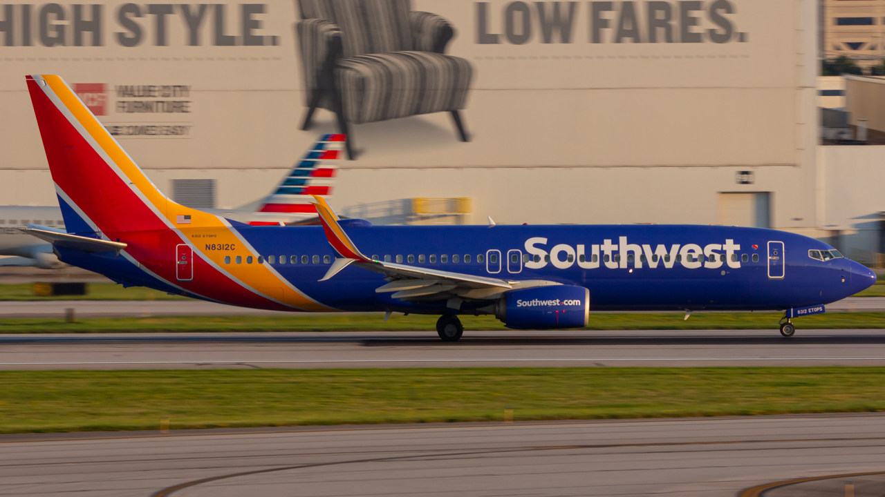 Full size: Southwest Airlines Boeing 737-800 N8312C at John Glenn Columbus International Airport