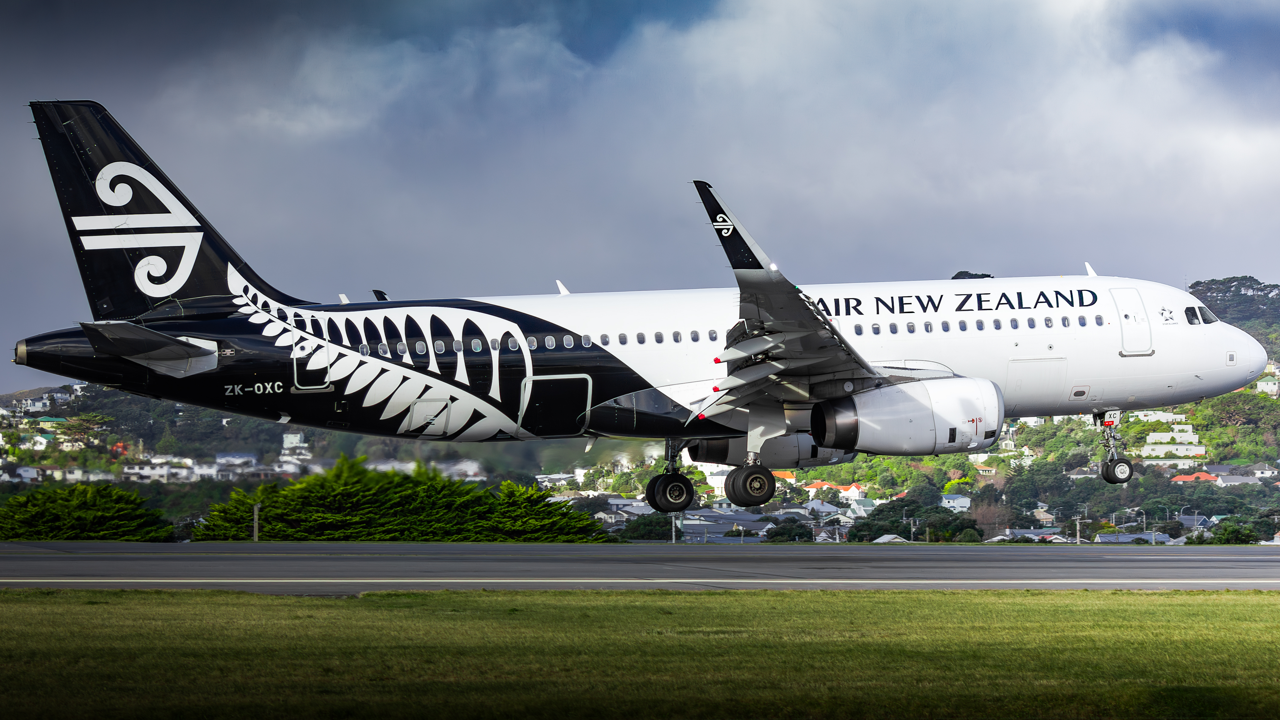 Full size: Air New Zealand Airbus A320 ZK-OXC at Wellington International Airport