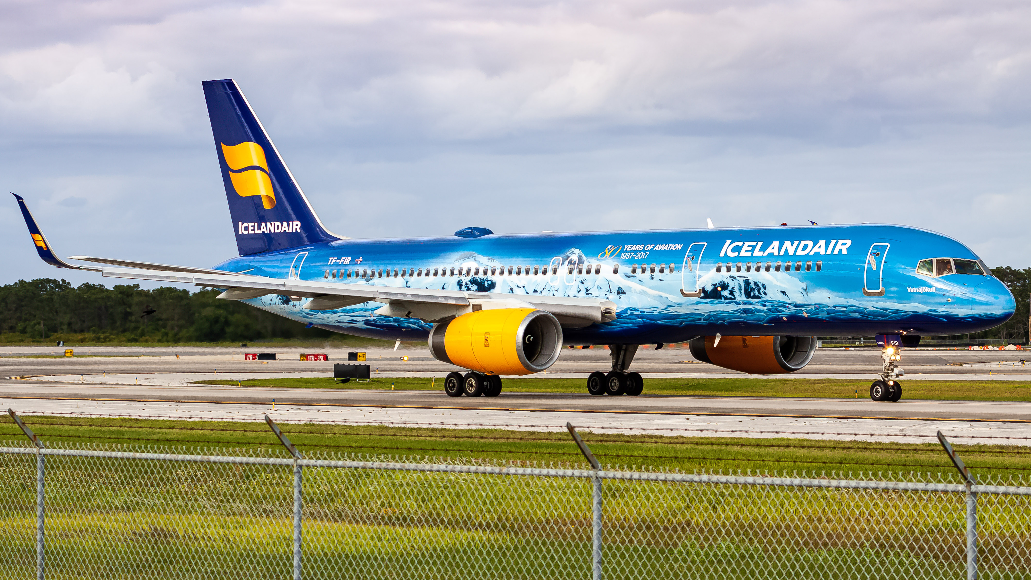 Full size: Icelandair Boeing 757-200 TF-FIR at Orlando International Airport