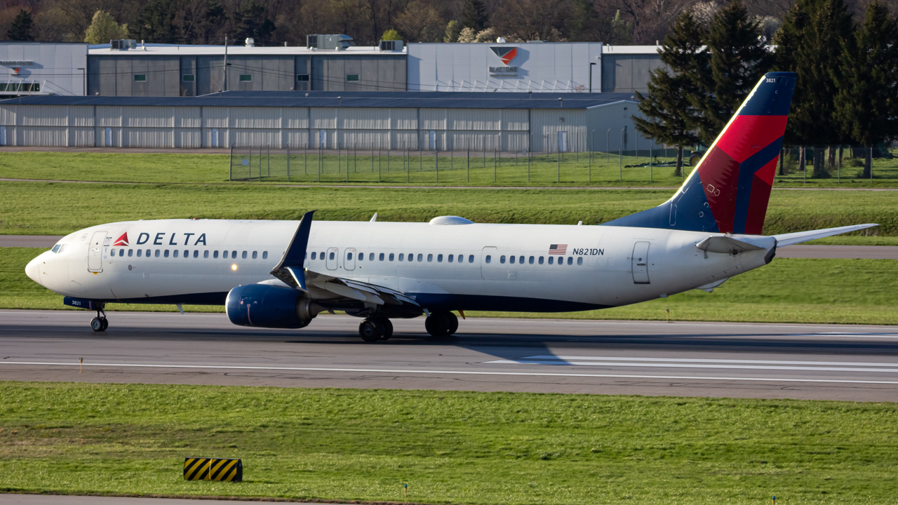 Full size: Delta Airlines Boeing 737-900ER N821DN at John Glenn Columbus International Airport
