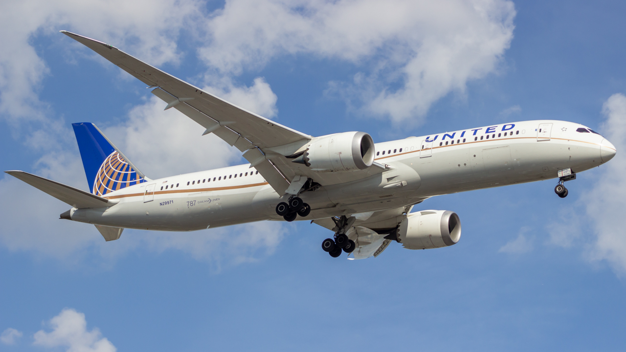Full size: United Airlines Boeing 787-9 N29971 at Newark Liberty International Airport