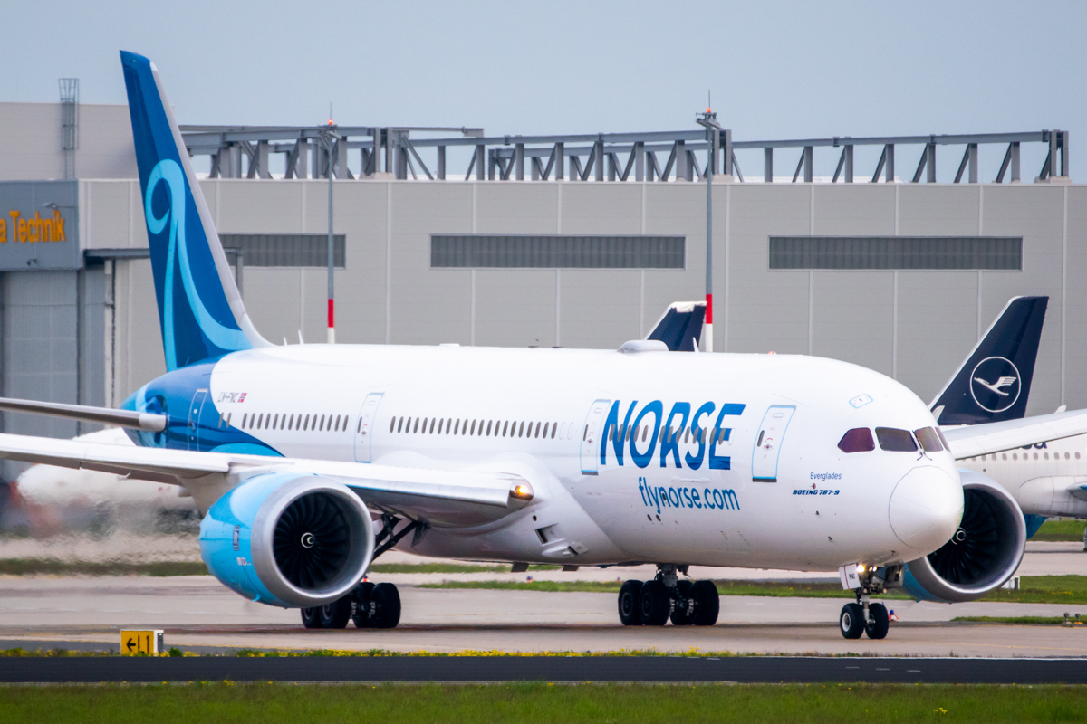 Full size: Norse Airways Boeing 787-9 LN-FNC at Berlin Brandenburg Airport