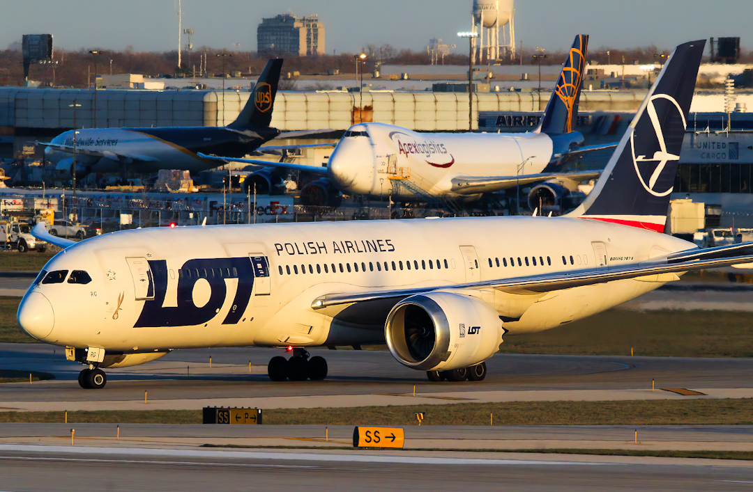 Full size: LOT Polish Airlines Boeing 787-8 Dreamliner SP-LRG at Chicago O'Hare International Airport