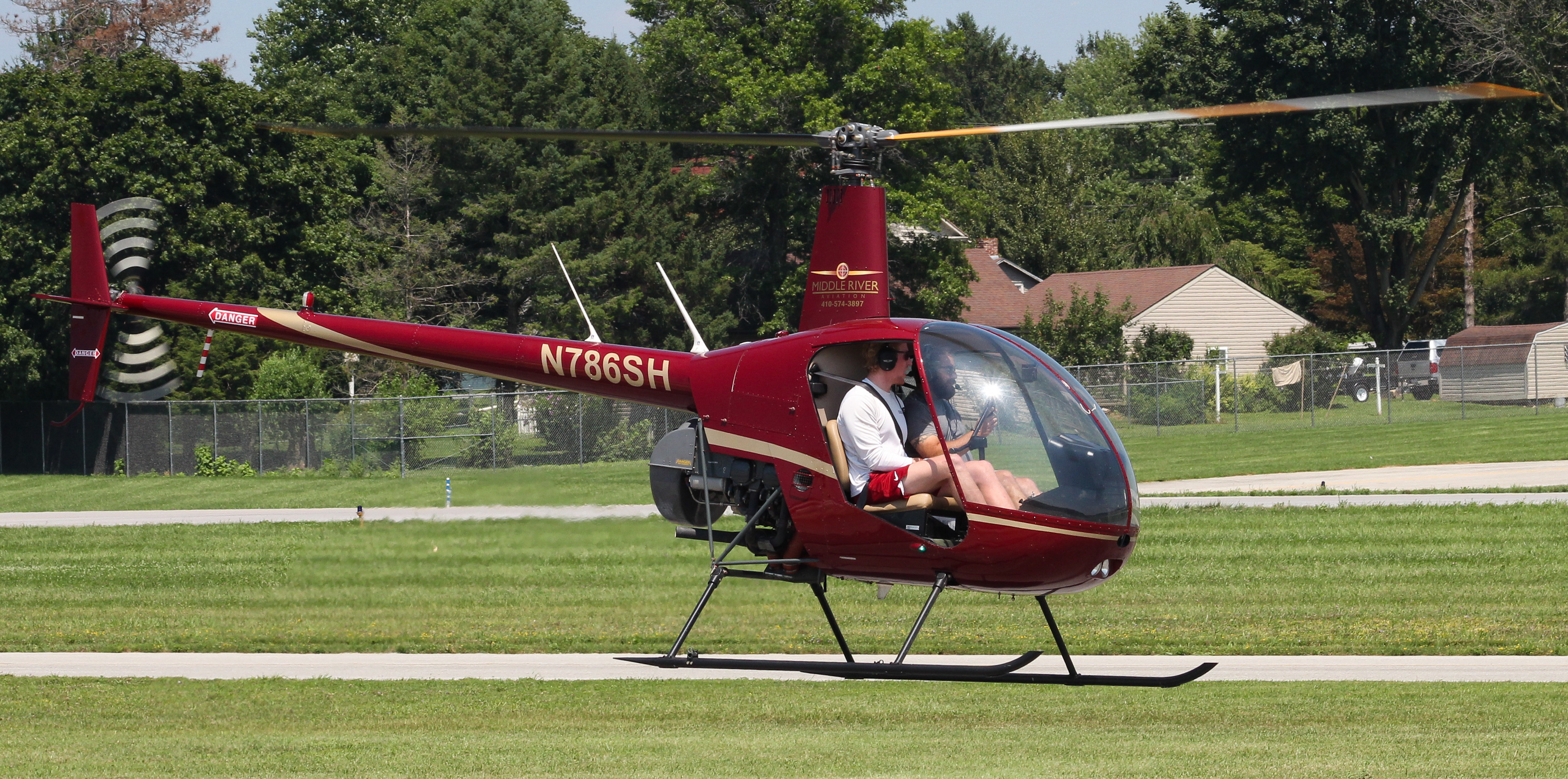 Full size: PRIVATE Robinson R-22 N786SH at York Airport