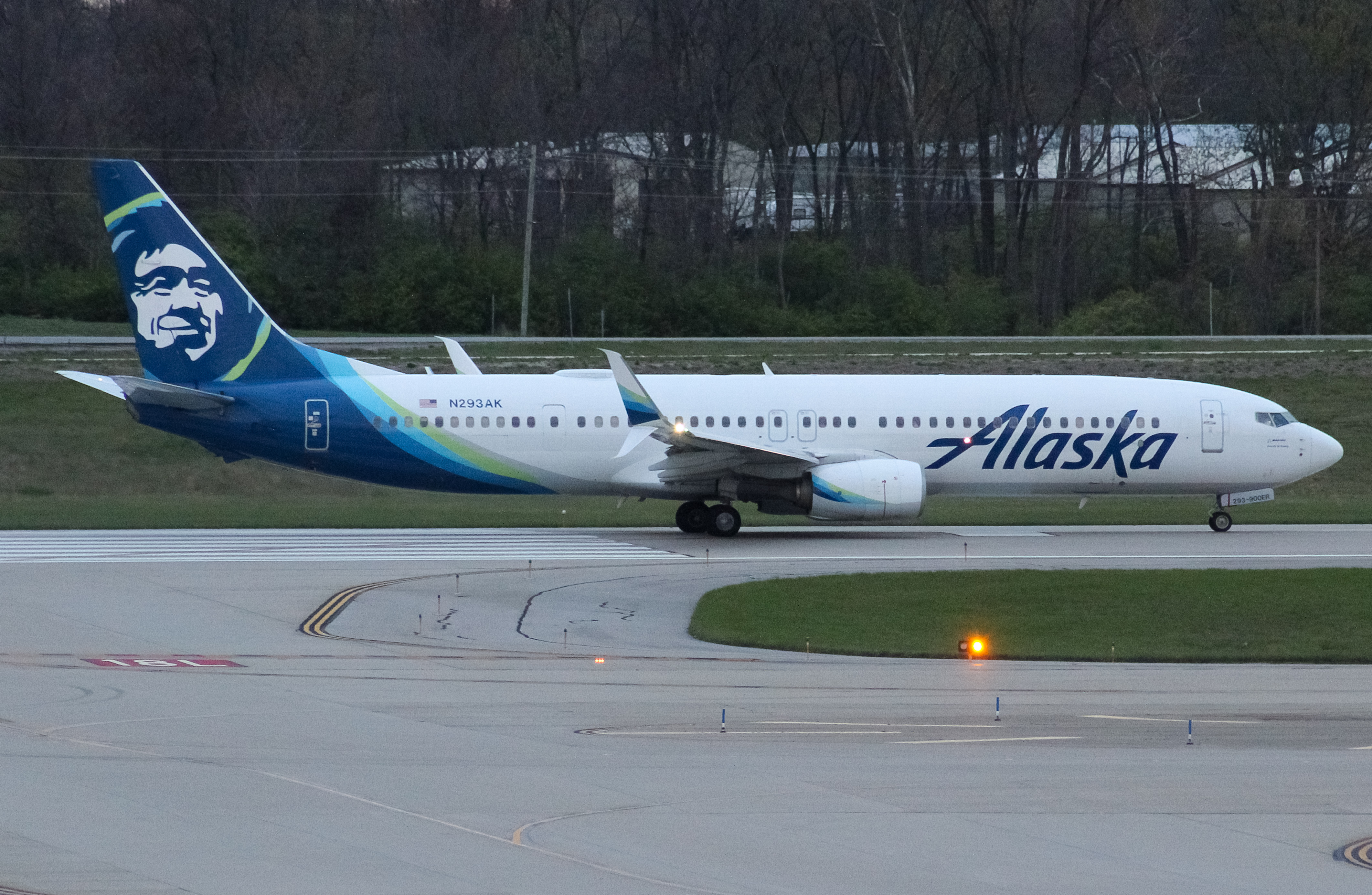 Full size: Alaska Airlines Boeing 737-900ER N293AK at Cincinnati/Northern Kentucky International Airport
