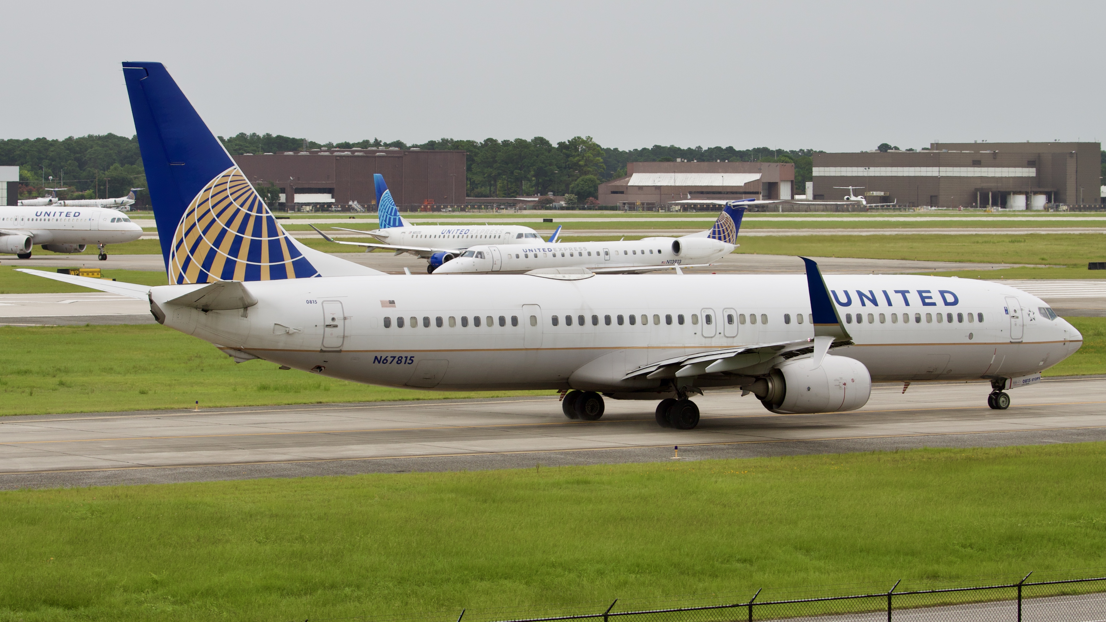 Full size: United Airlines Boeing 737-900ER N67815 at Houston-George Bush Intercontinental Airport