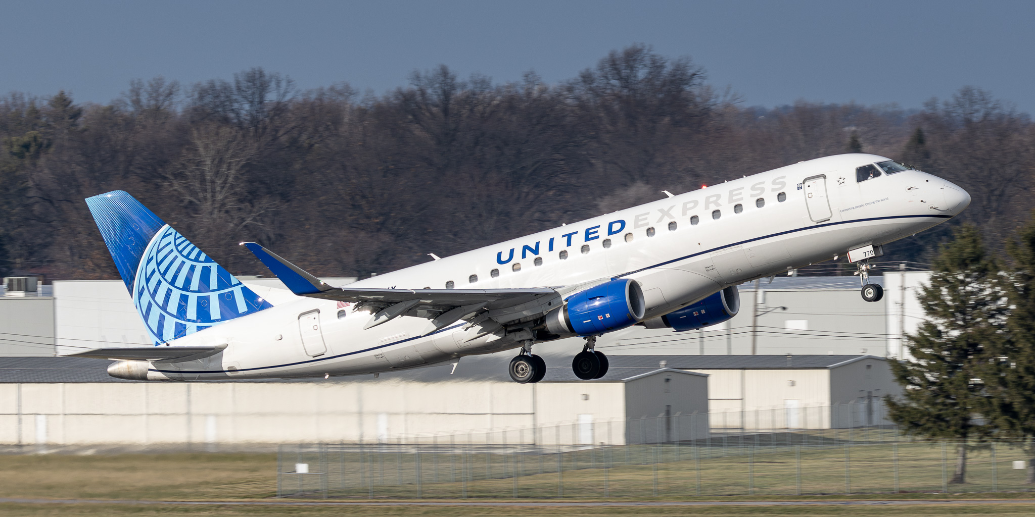Full size: United Express Embraer E175 N770YX at John Glenn Columbus International Airport