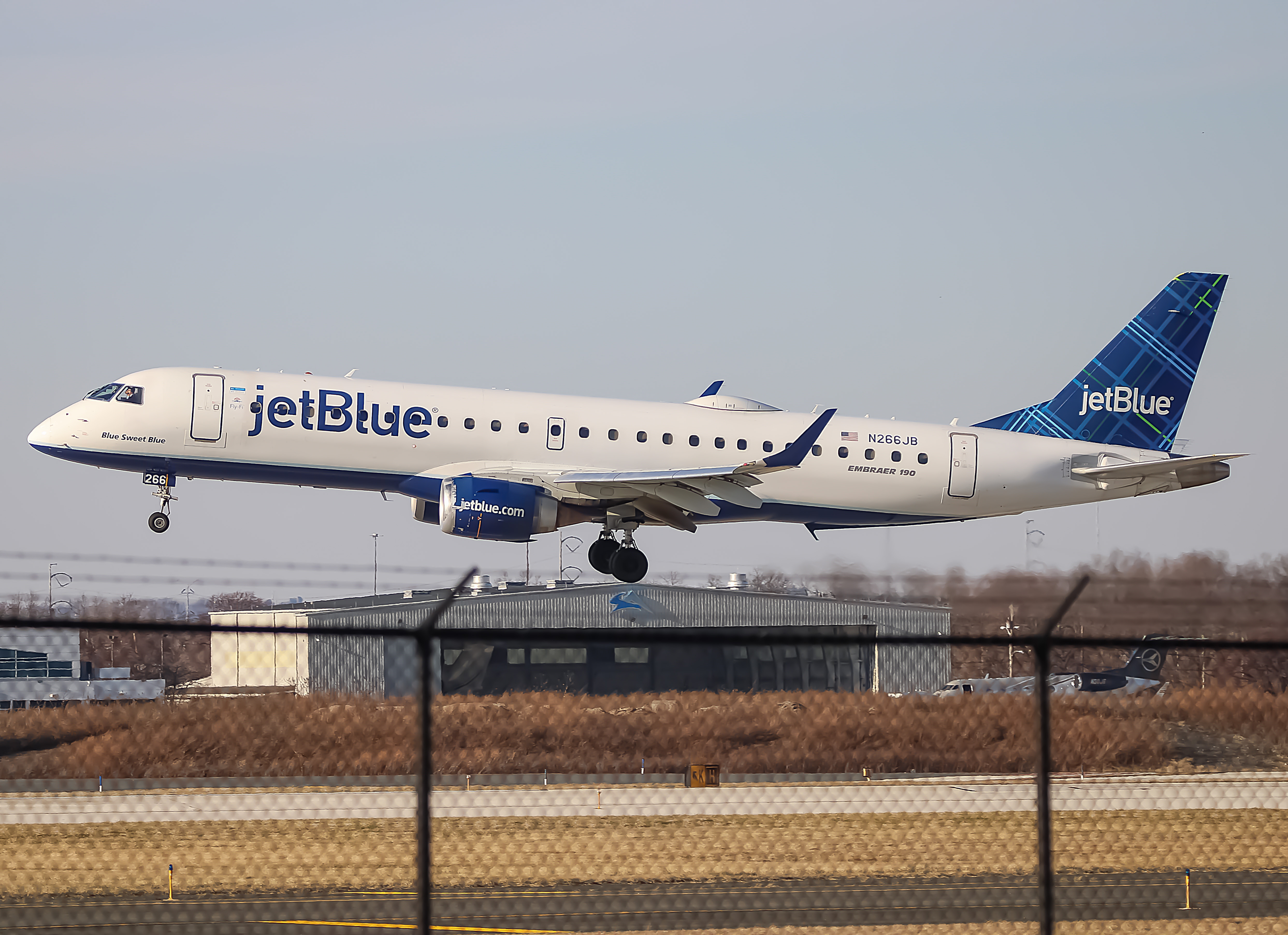 Full size: JetBlue Airways Embraer E190 N266JB at Philadelphia International Airport