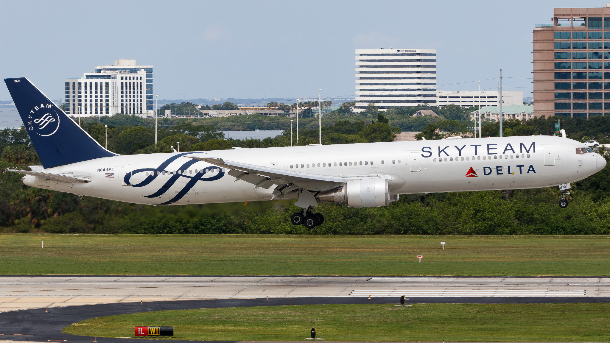 Full size: Delta Airlines Boeing 767-400ER N844MH at Tampa International Airport