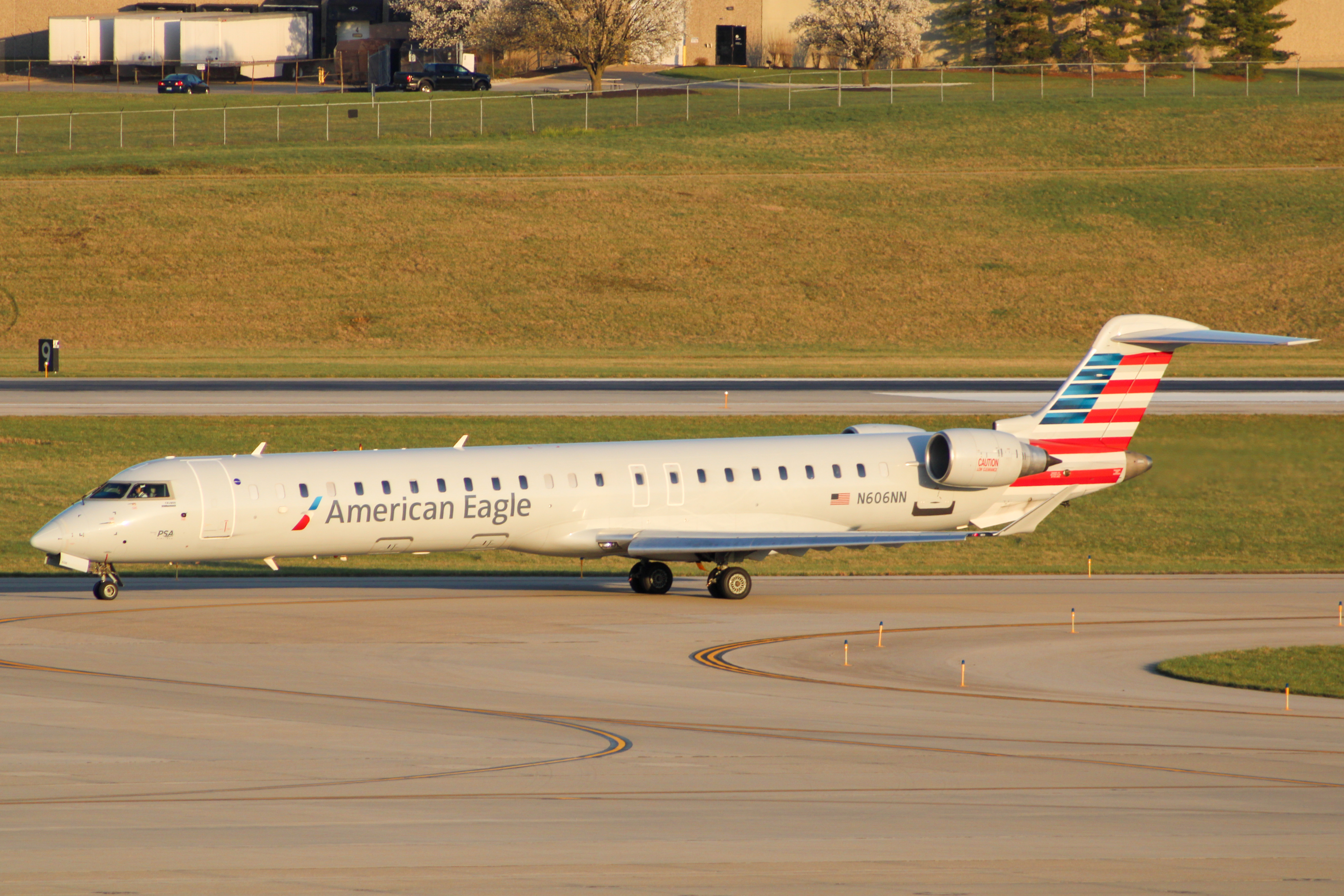 Full size: American Eagle Mitsubishi CRJ-900 N606NN at Cincinnati/Northern Kentucky International Airport