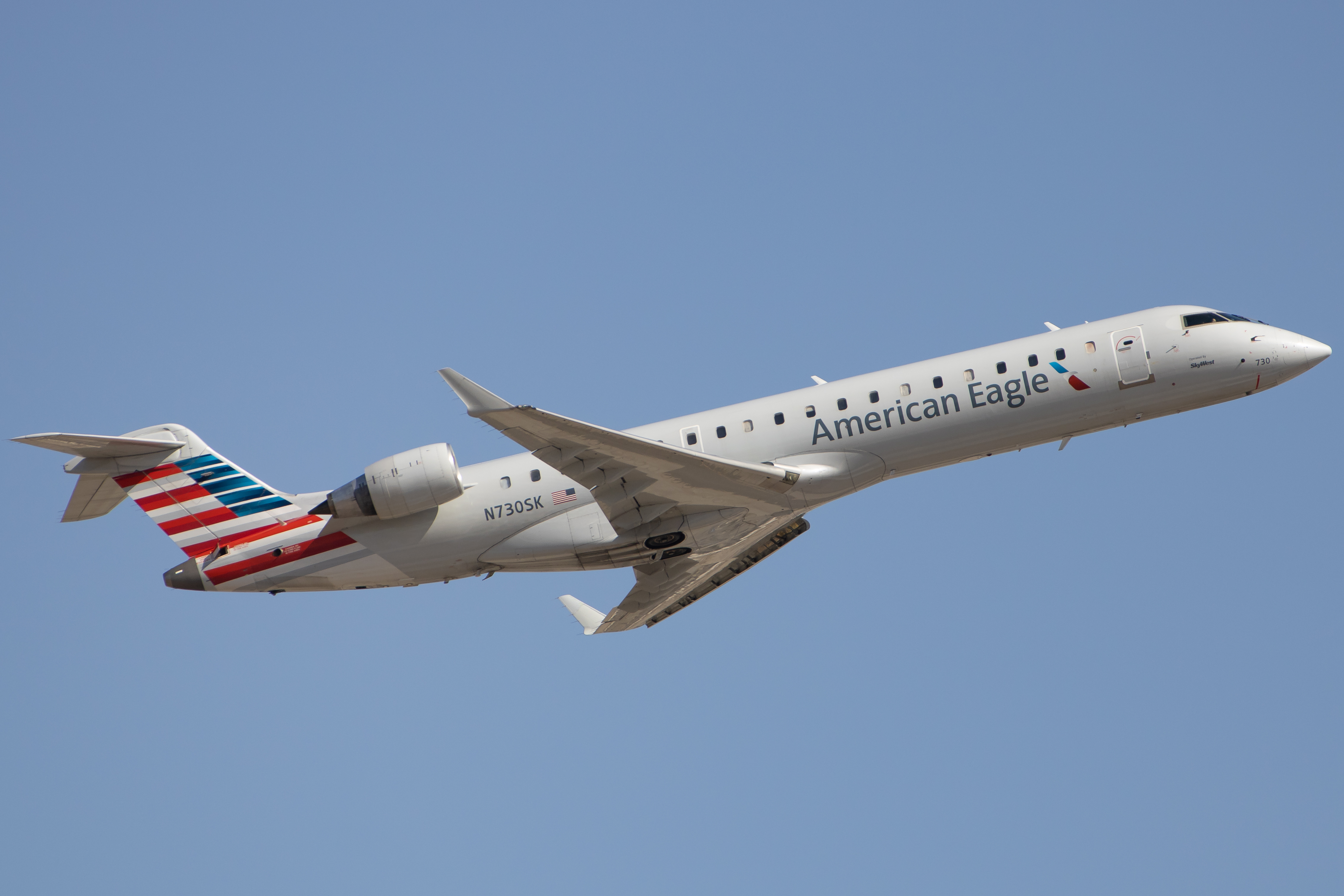 Full size: American Eagle Mitsubishi CRJ-700 N730SK at Phoenix Sky Harbor International Airport