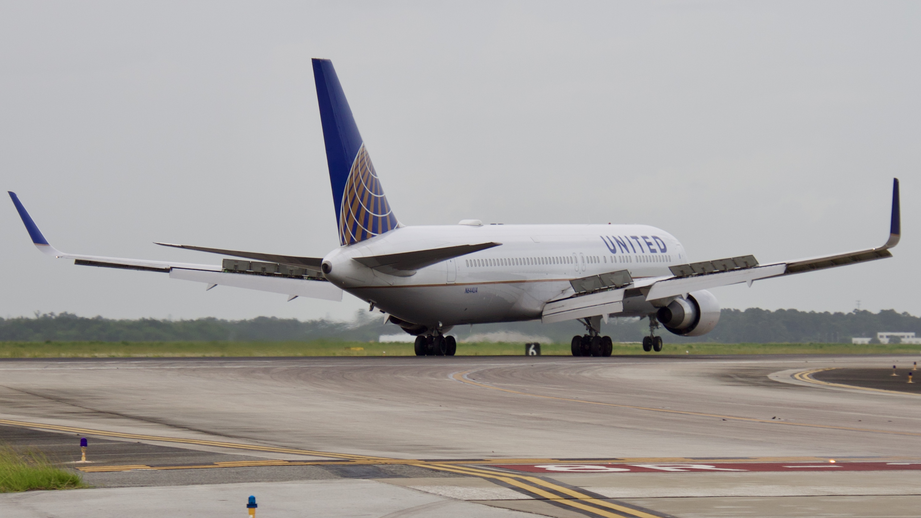 Full size: United Airlines Boeing 767-300ER N644UA at Houston-George Bush Intercontinental Airport
