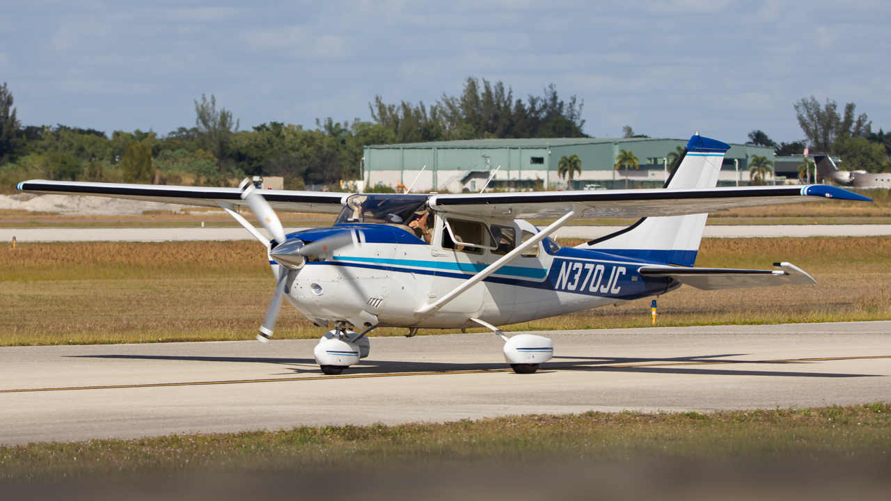 Full size: PRIVATE Cessna 172 N370JC at Naples Municipal Airport