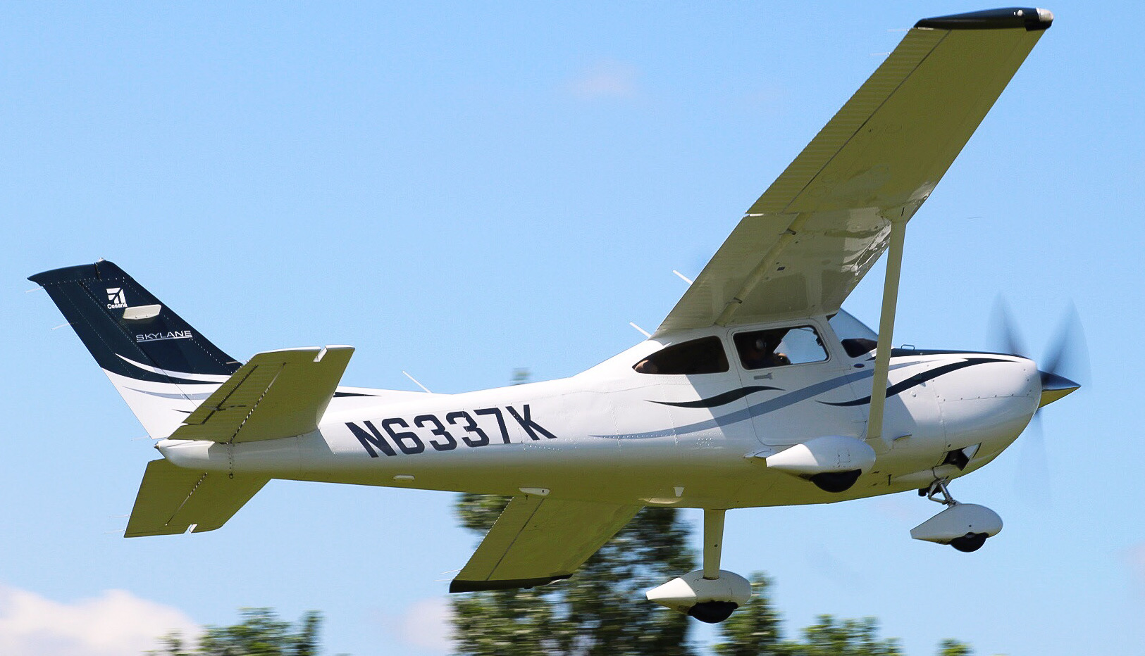 Full size: PRIVATE Cessna 182 Skylane N6337K at Grimes Airport