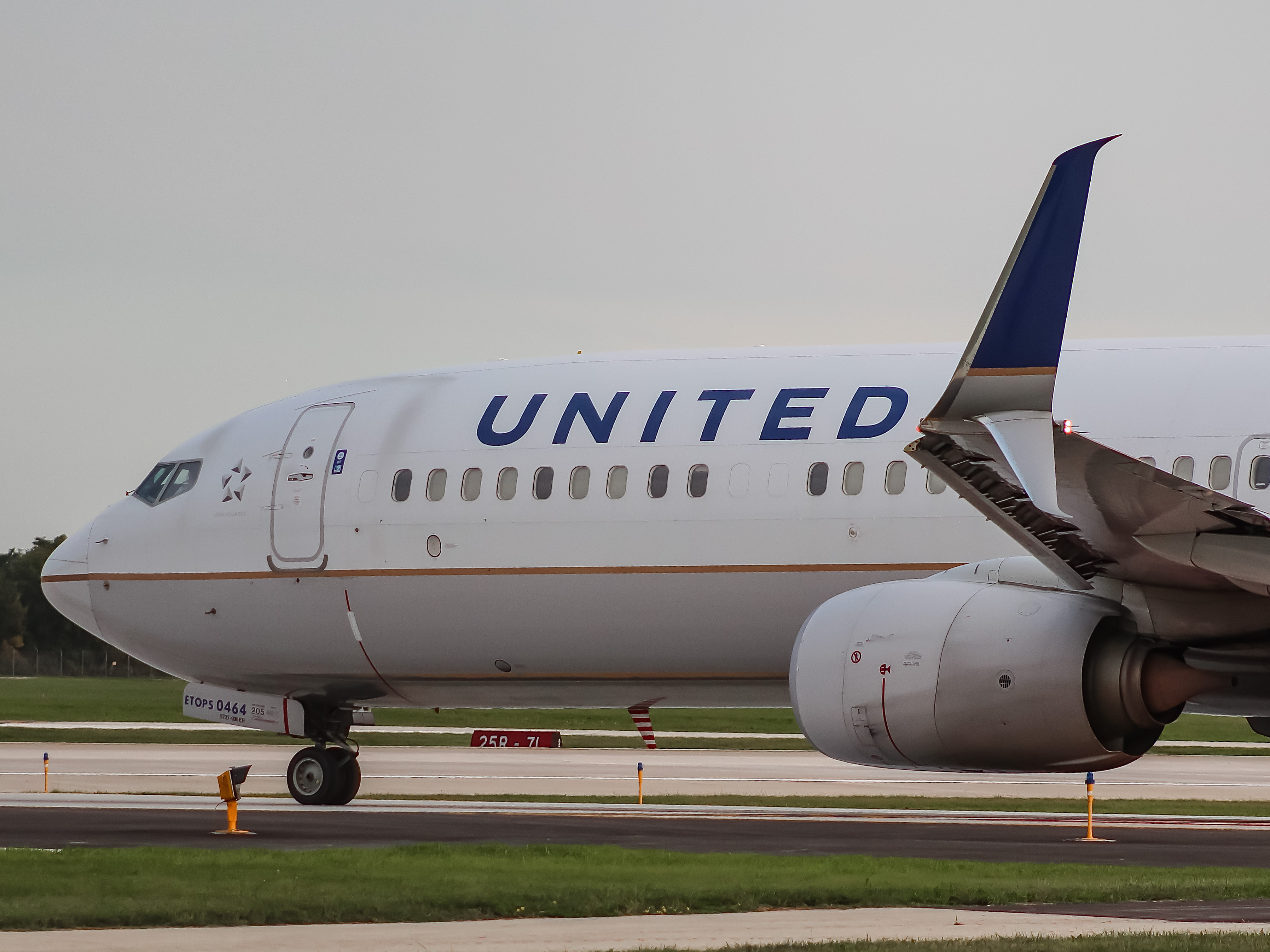 Full size: United Airlines Boeing 737-900ER N37464 at General Mitchell International Airport