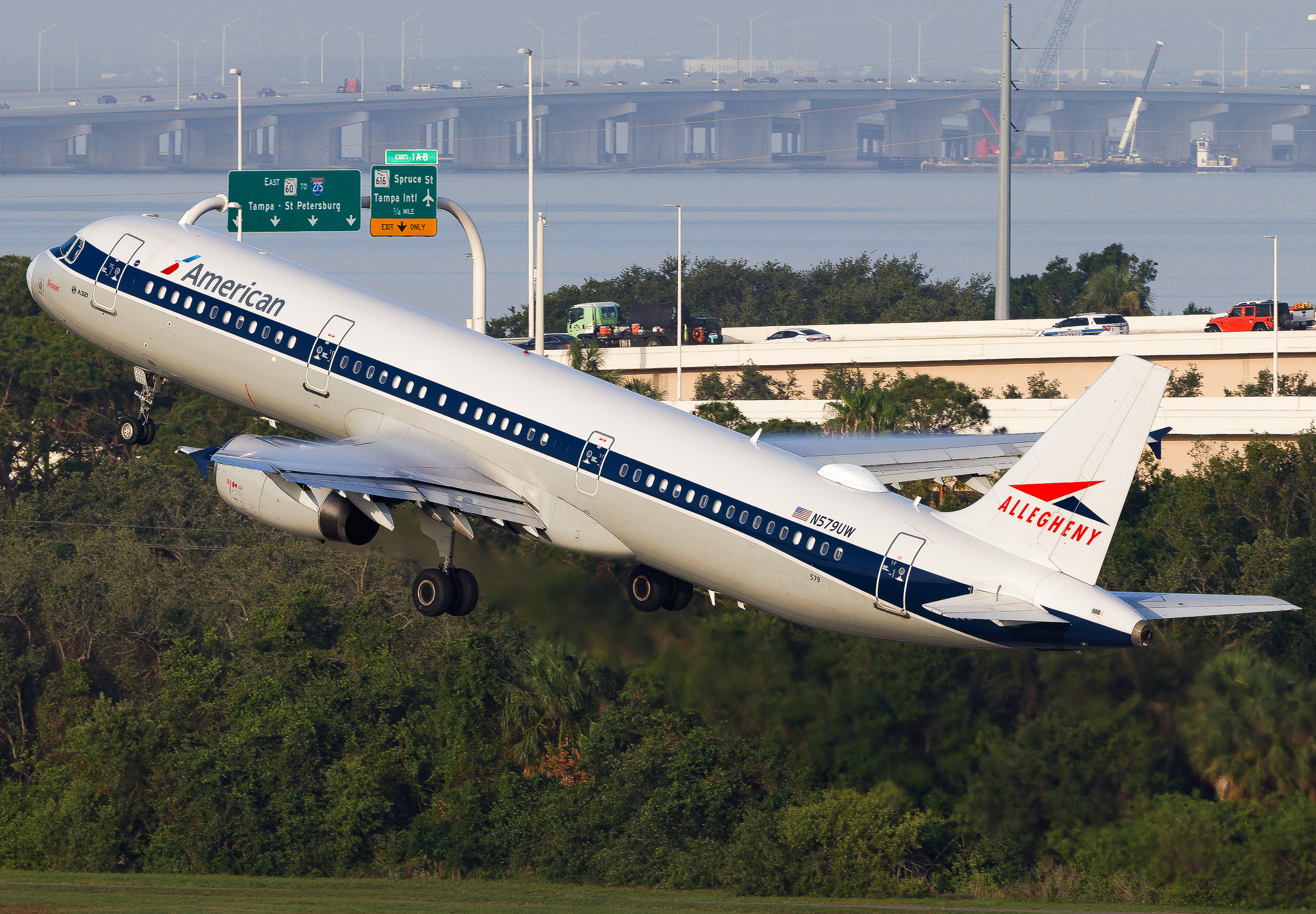 Full size: American Airlines Airbus A321-200 N579UW at Tampa International Airport