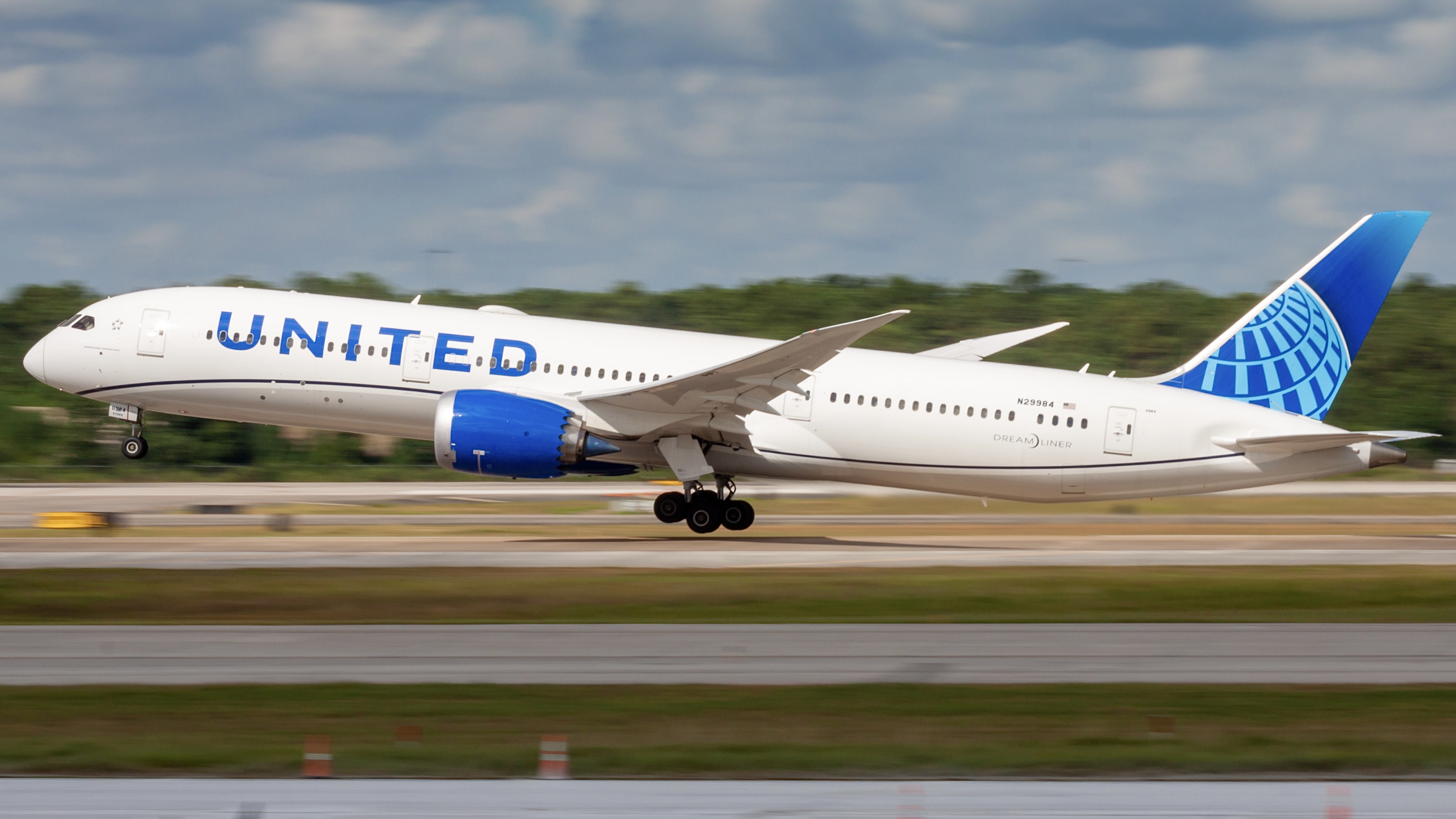 Full size: United Airlines Boeing 787-9 N29984 at Houston-George Bush Intercontinental Airport