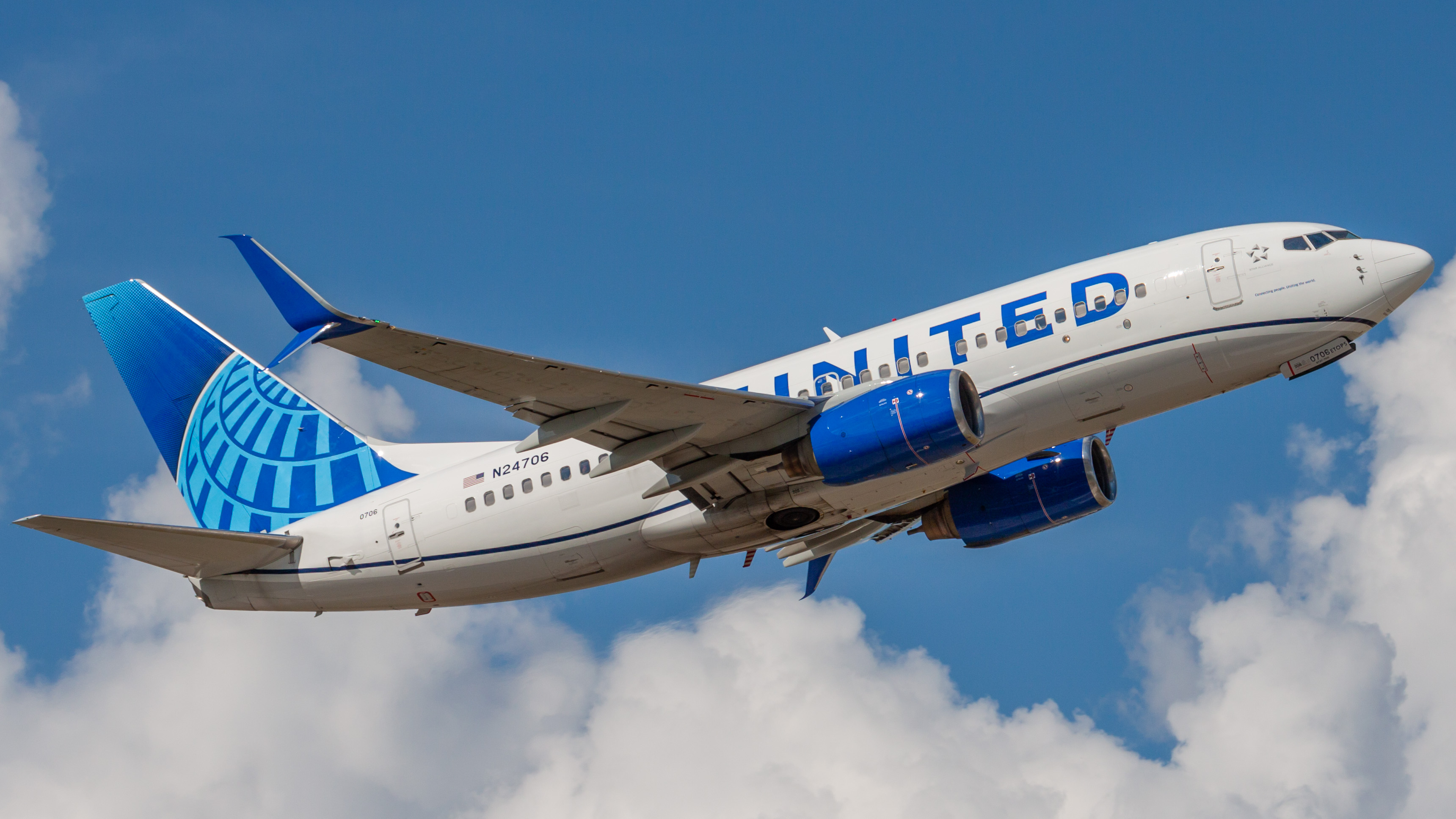Full size: United Airlines Boeing 737-700 N24706 at Houston-George Bush Intercontinental Airport