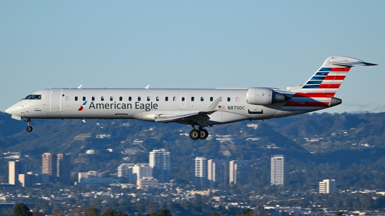 Full size: SkyWest Airlines Mitsubishi CRJ-700 N870DC at Los Angeles International Airport