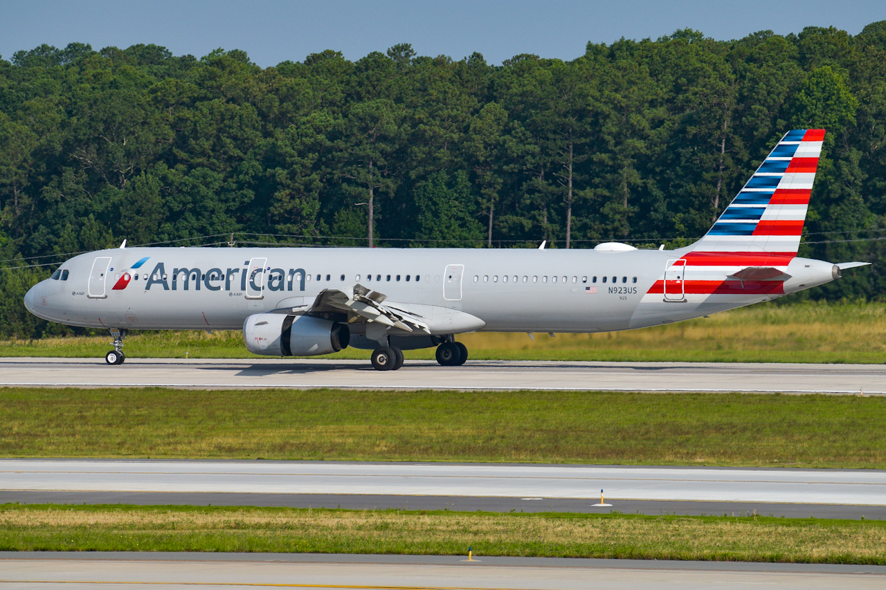 Full size: American Airlines Airbus A321-200 N923US at Raleigh-Durham International Airport