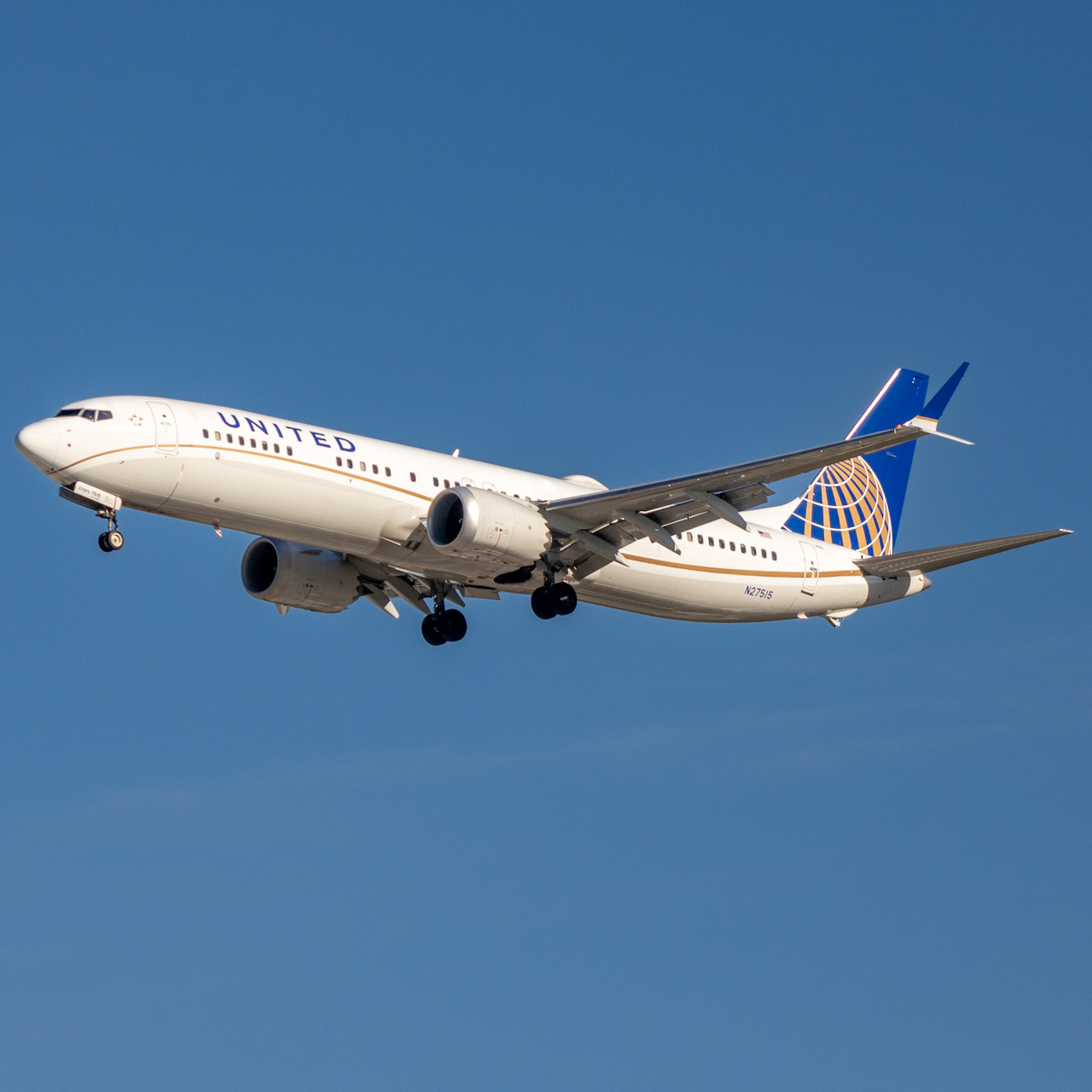 Full size: United Airlines Boeing 737 MAX 9 N27515 at Orlando International Airport