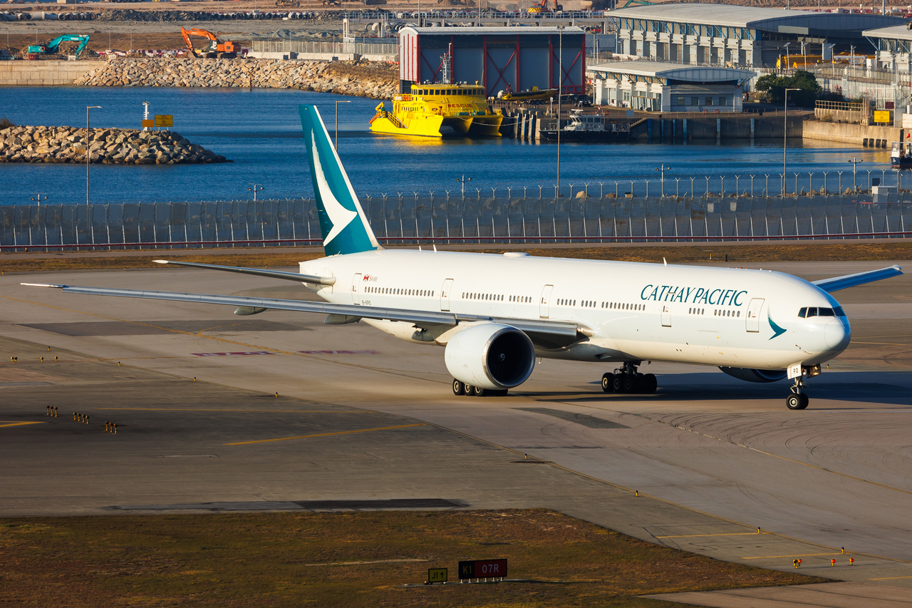 Full size: Cathay Pacific Boeing 777-300ER B-KPE at Hong Kong International Airport