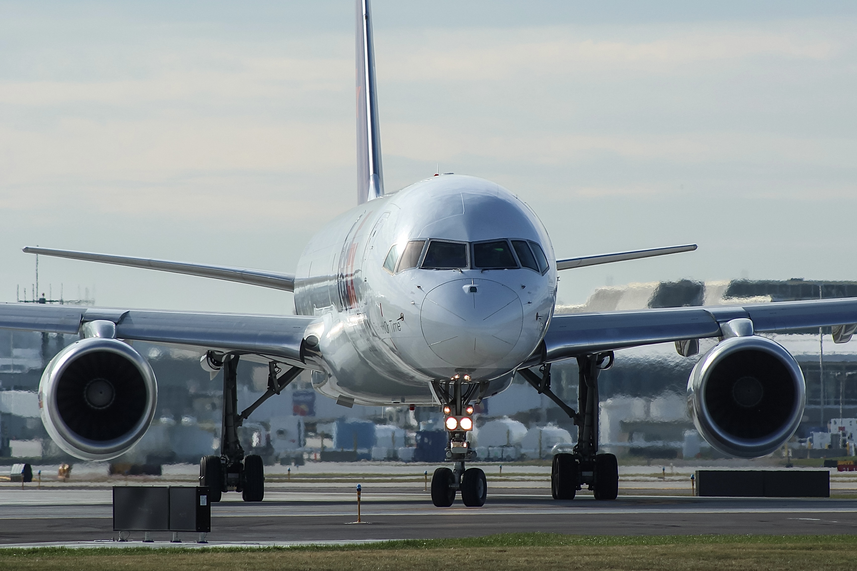 Full size: FedEx Boeing 757-200 N926FD at General Mitchell International Airport