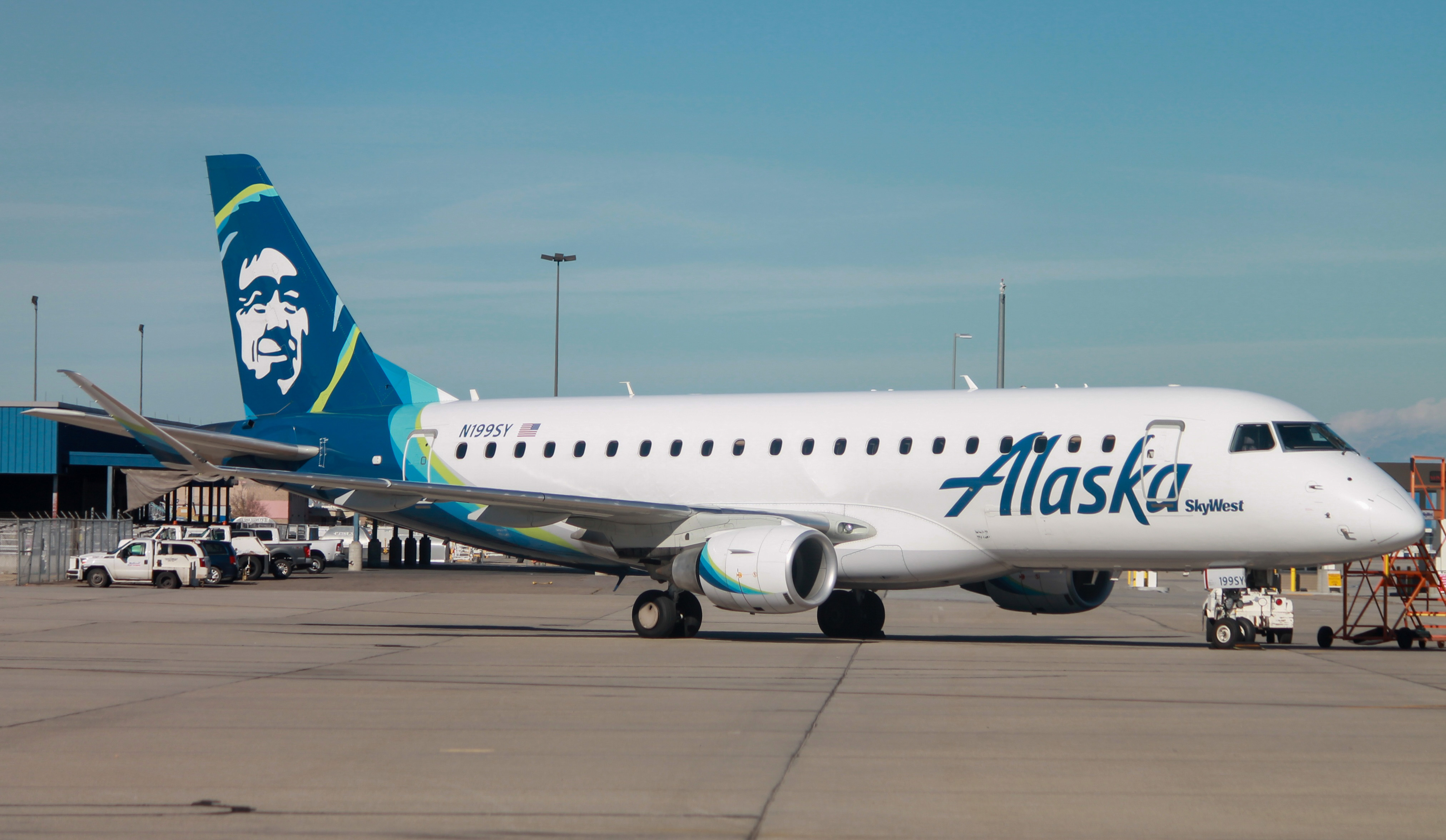 Full size: Alaska Airlines Embraer E175 N199SY at Salt Lake City International Airport