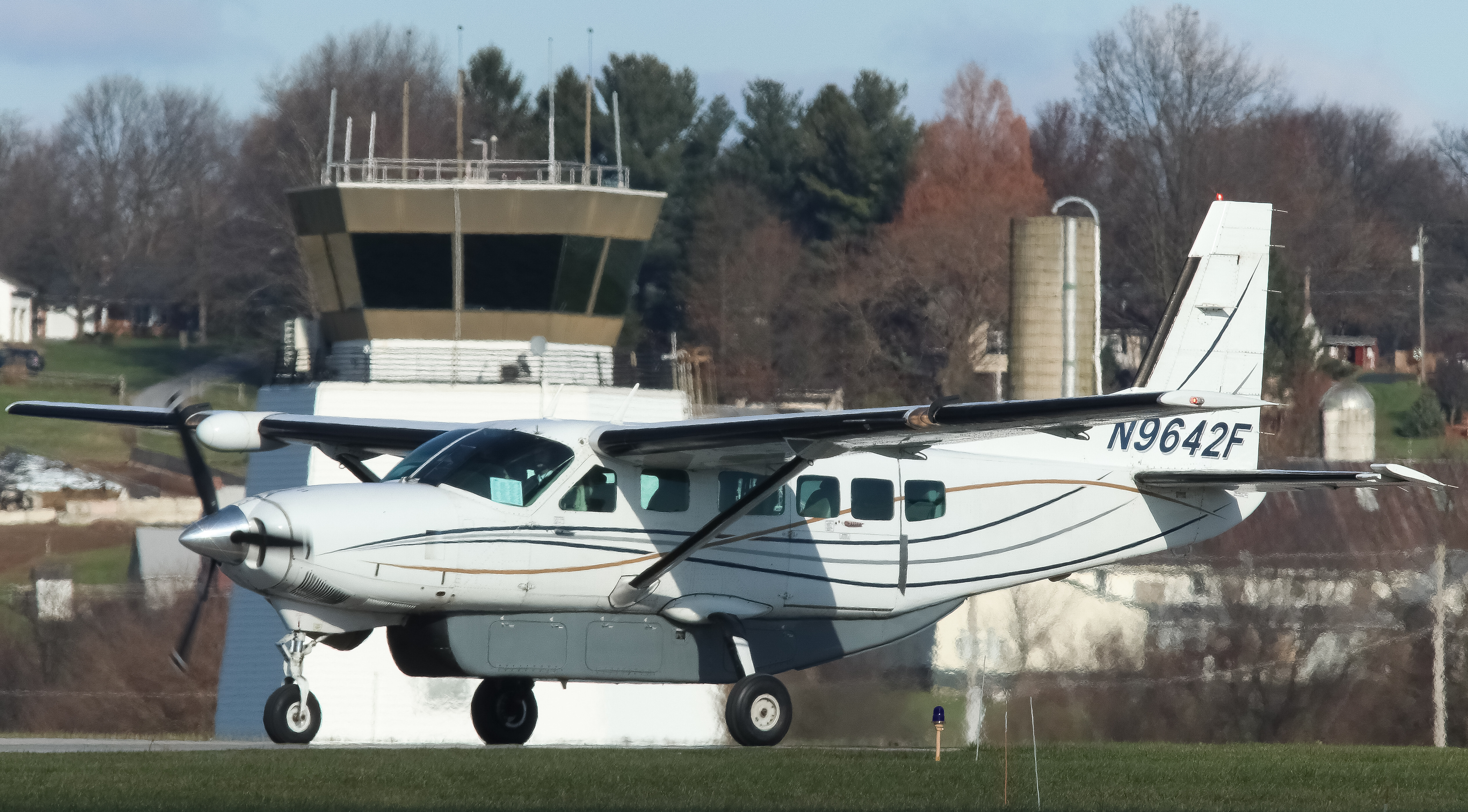 Full size: Southern Airways Express Cessna 208 Caravan  N9642F at Lancaster Airport