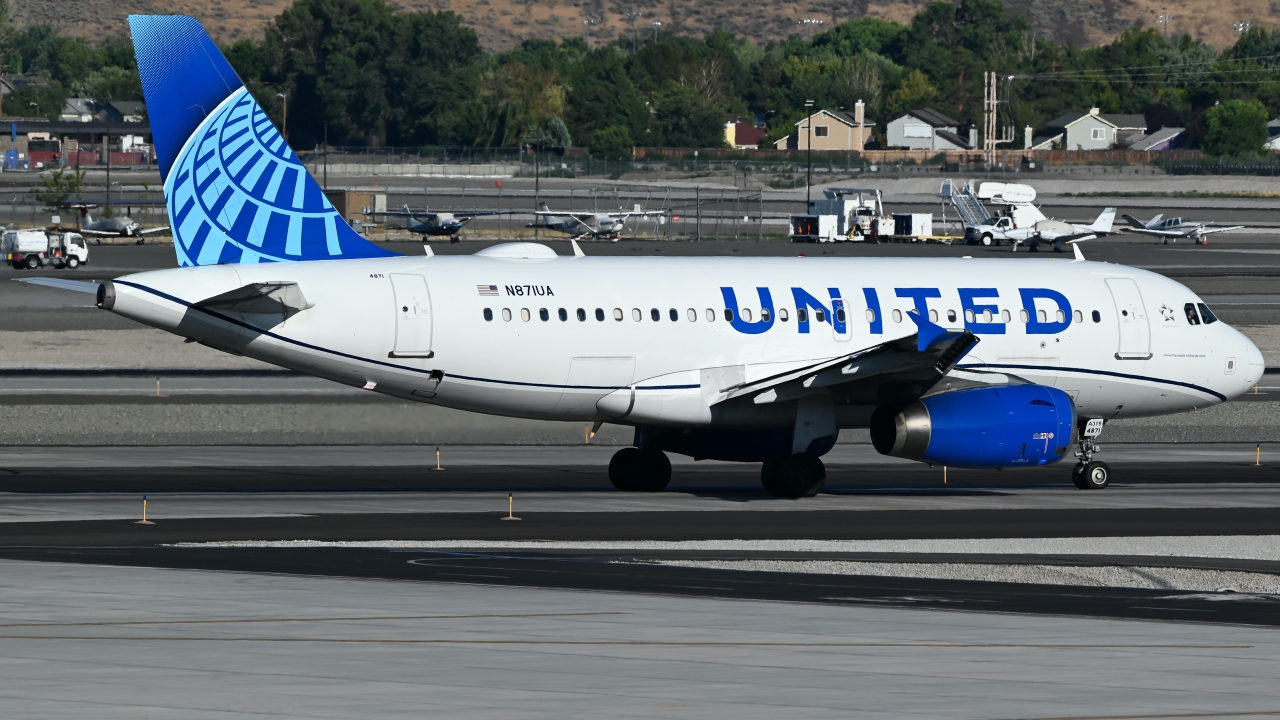 Full size: United Airlines Airbus A319 N871UA at Reno/Tahoe International Airport