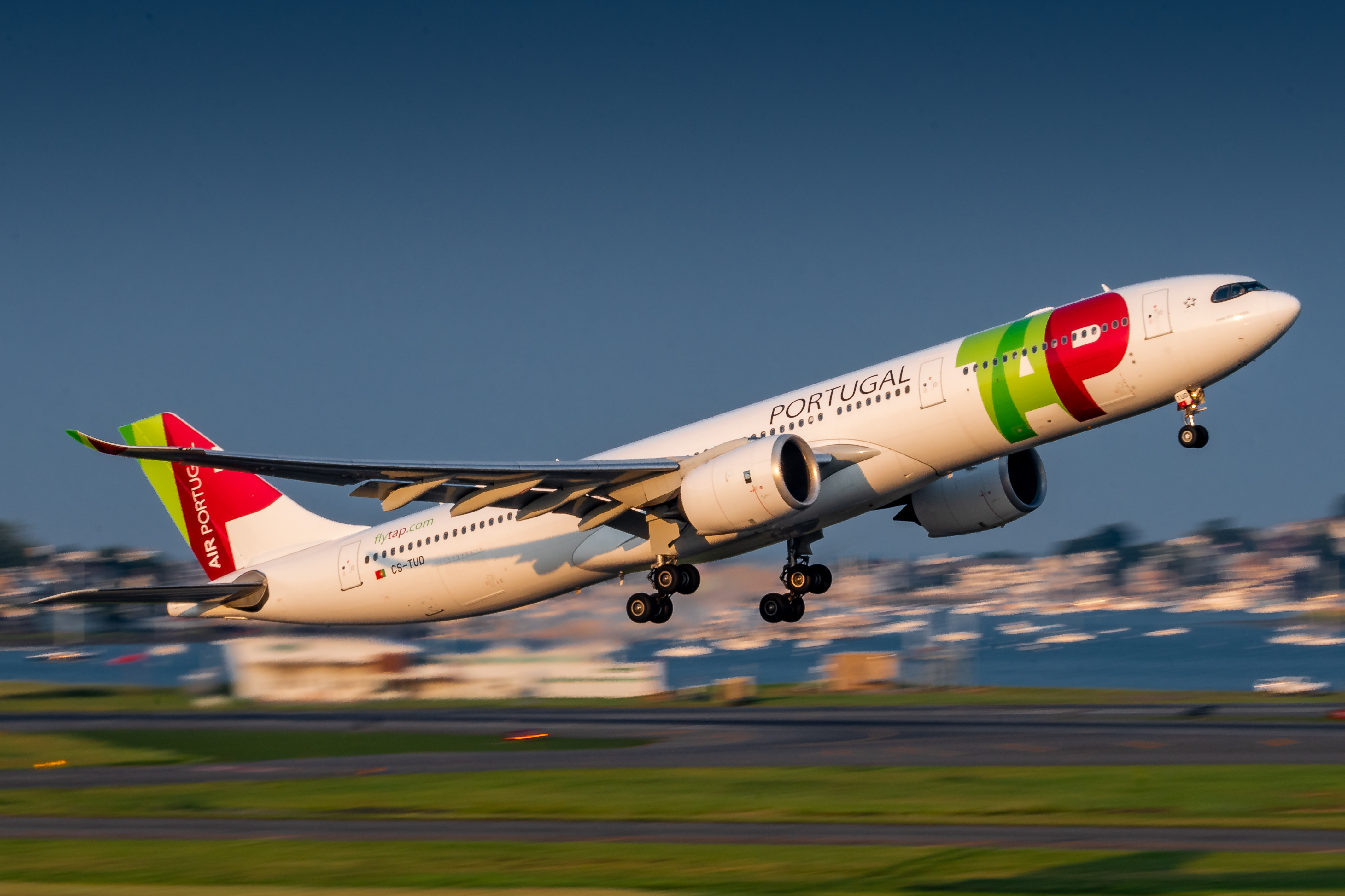 Full size: TAP Air Portugal Airbus A330-900 CS-TUD at General Edward Lawrence Logan International Airport