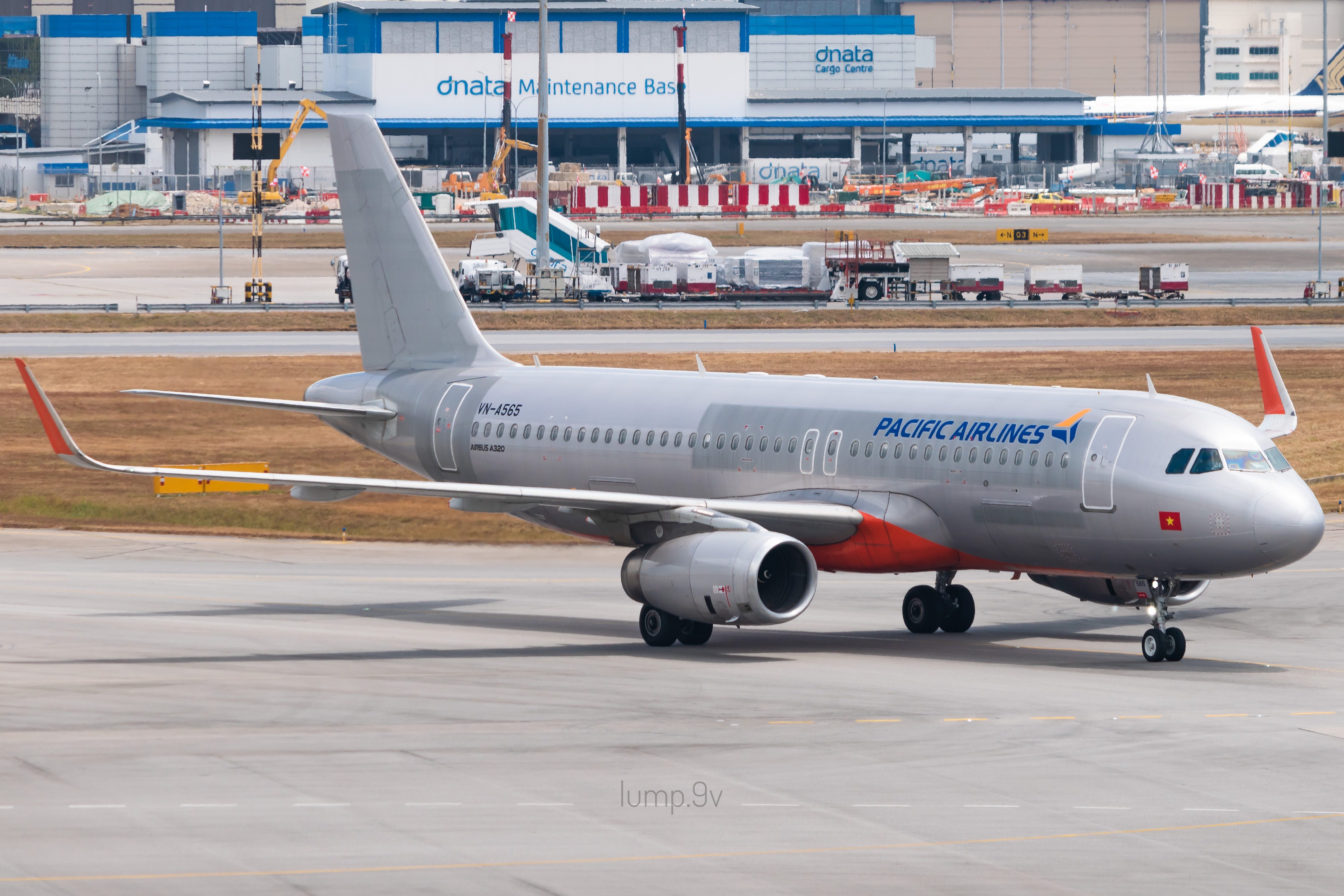 Full size: Pacific Airlines Airbus A320 VN-A565 at Singapore-Changi Airport