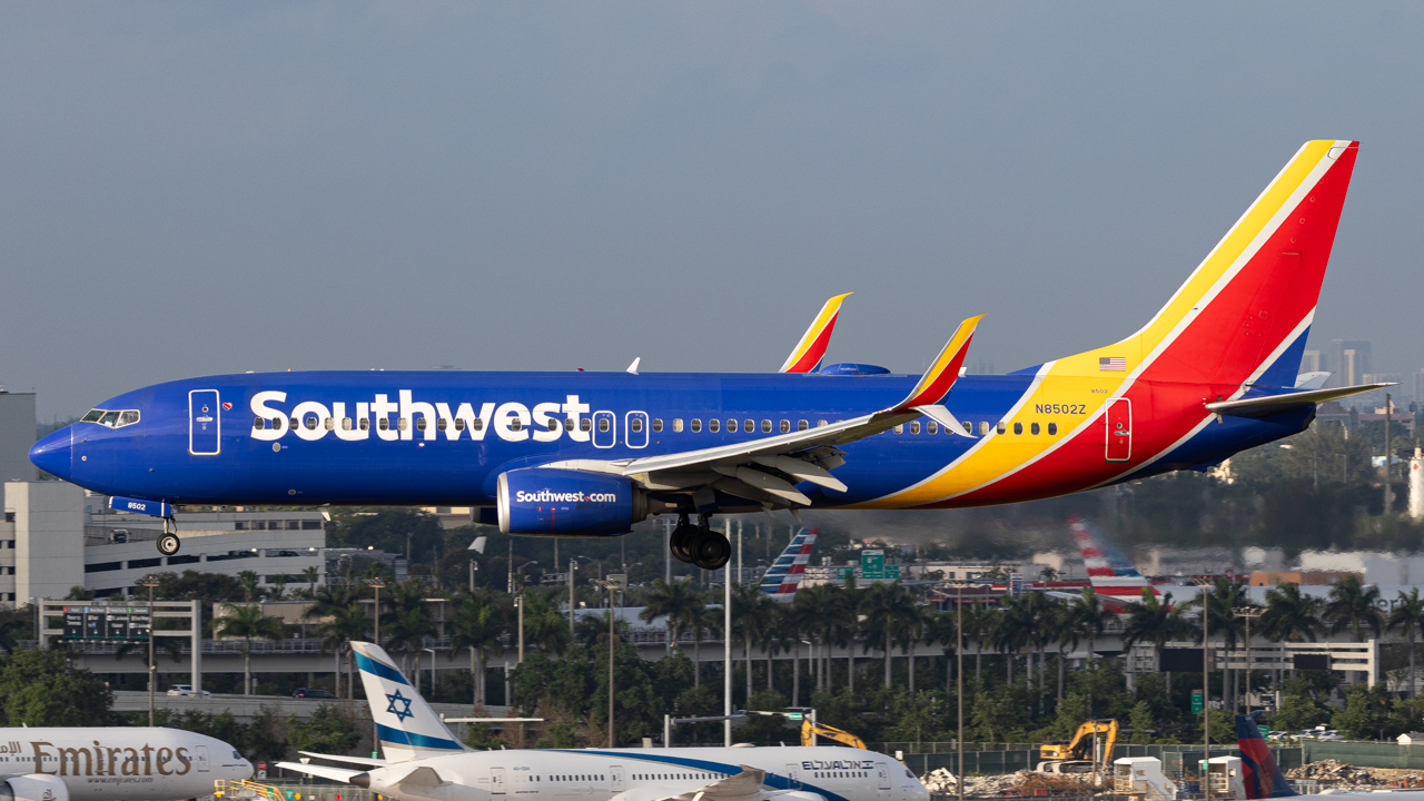 Full size: Southwest Airlines Boeing 737-800 N850ZZ at Miami International Airport