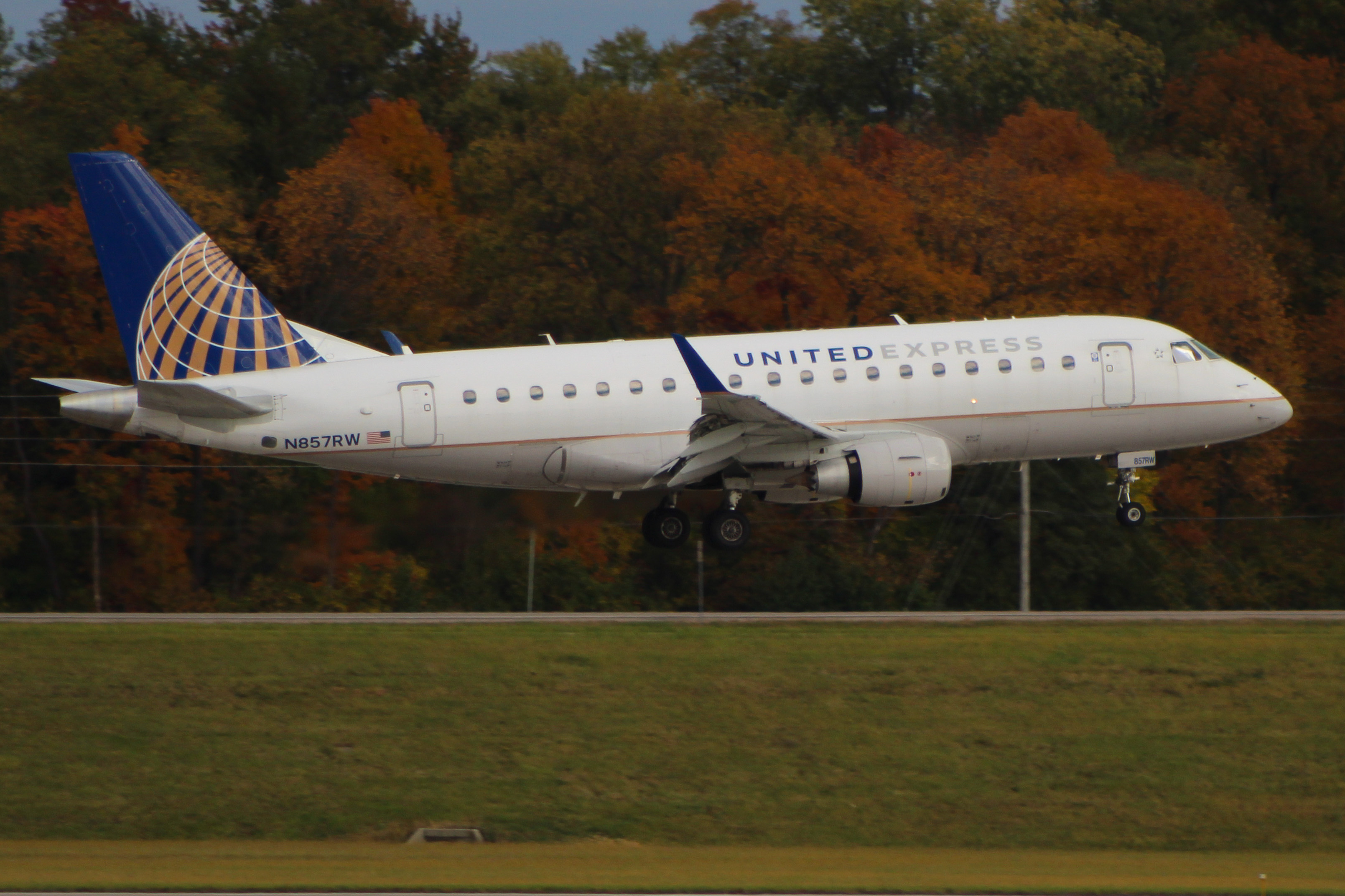 Full size: United Airlines Embraer E170 N857RW at Cincinnati/Northern Kentucky International Airport