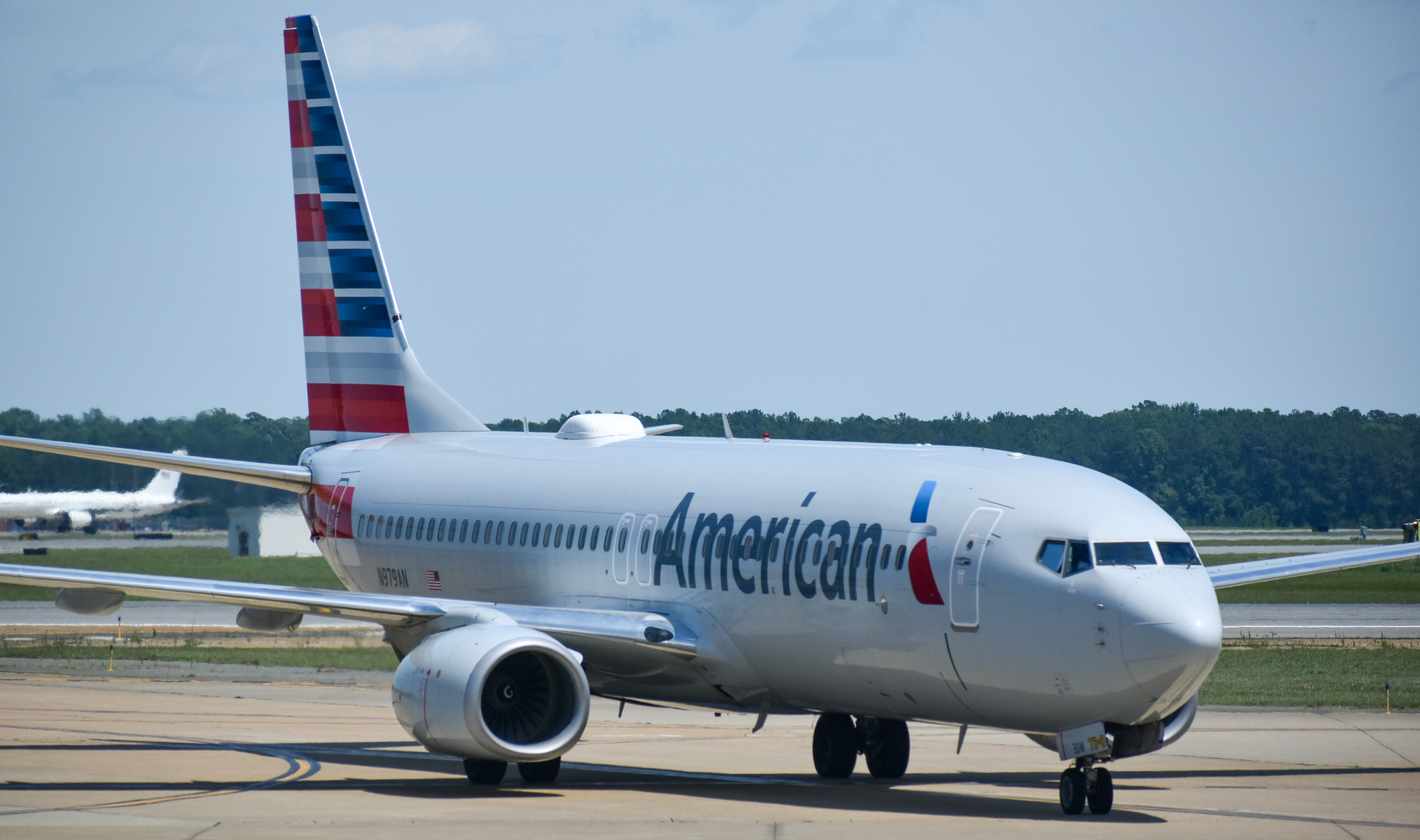 Full size: American Airlines Boeing 737-800 N979AN at Richmond Airport