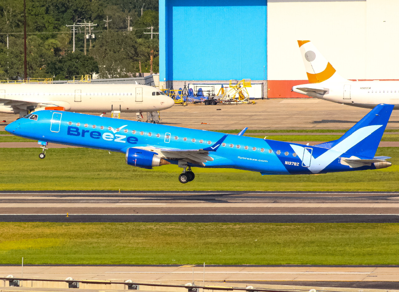 Full size: Breeze Airways Embraer E195 N137BZ at Tampa International Airport