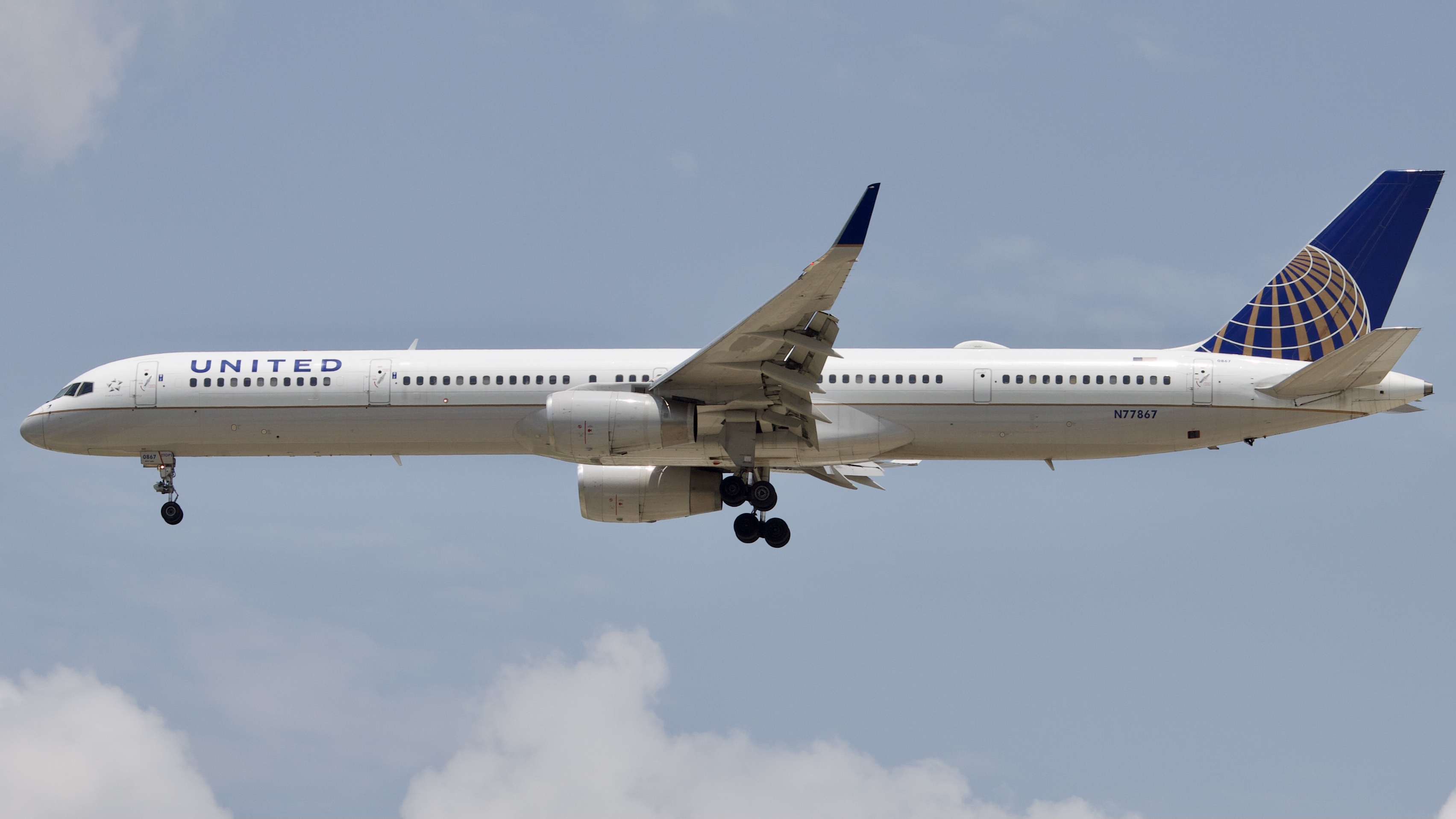 Full size: United Airlines Boeing 757-300 N77867 at Houston-George Bush Intercontinental Airport