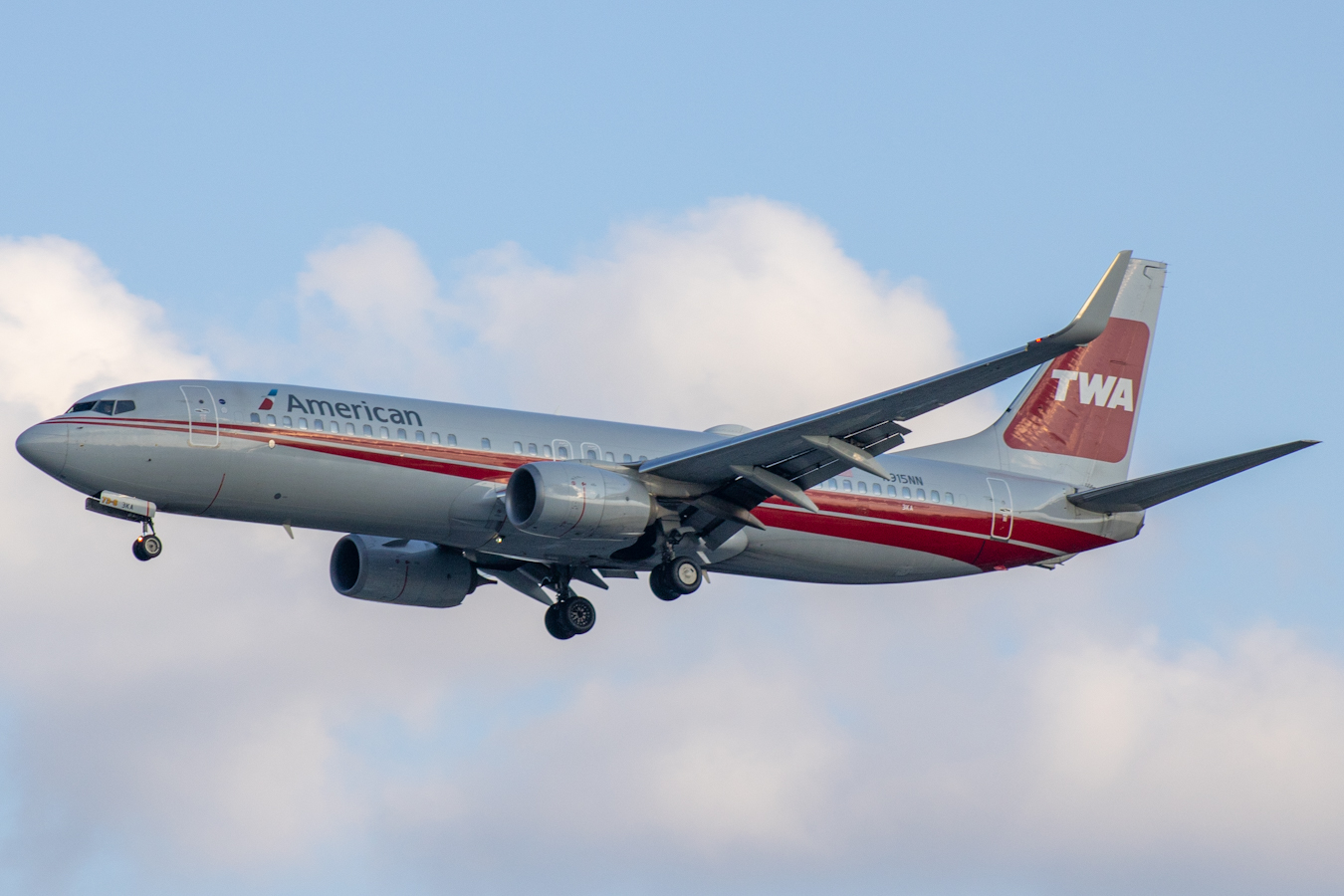 Full size: American Airlines Boeing 737-800 N915NN at Orlando International Airport