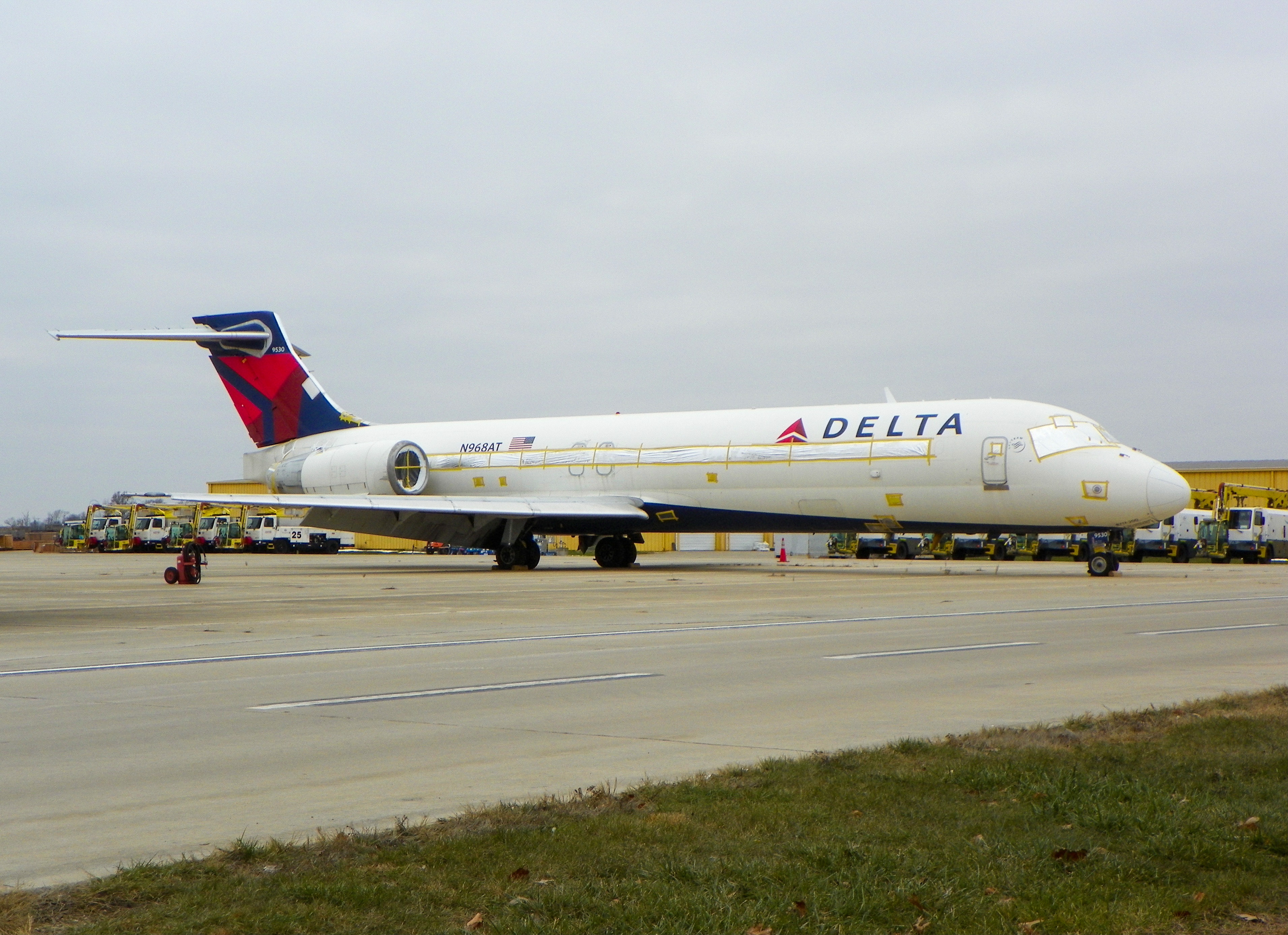 Full size: Delta Airlines Boeing 717-200 N968AT at Wilmington Air Park