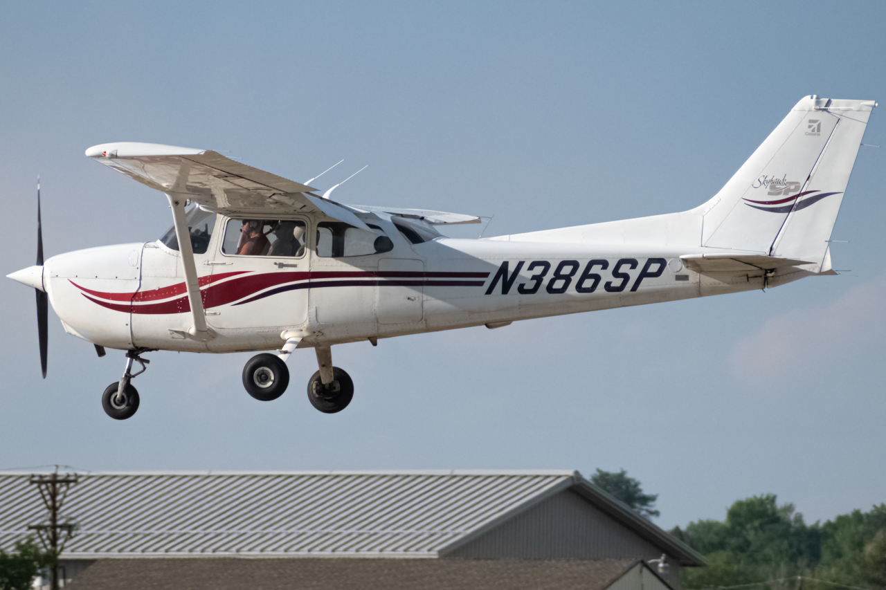 Full size: PRIVATE Cessna 172 N386SP at Vance Brand Airport