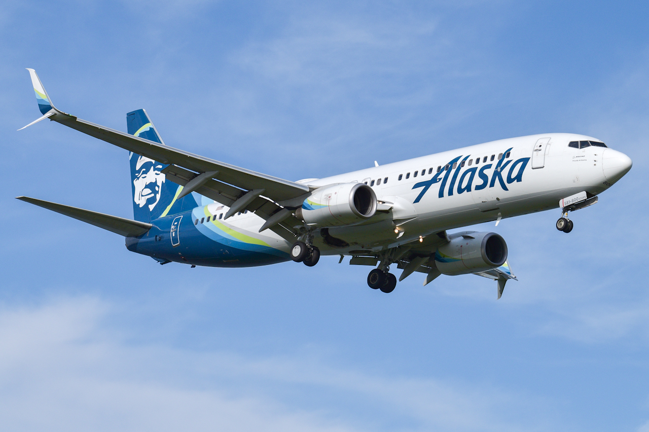 Full size: Alaska Airlines Boeing 737-800 N581AS at Ronald Reagan National Airport