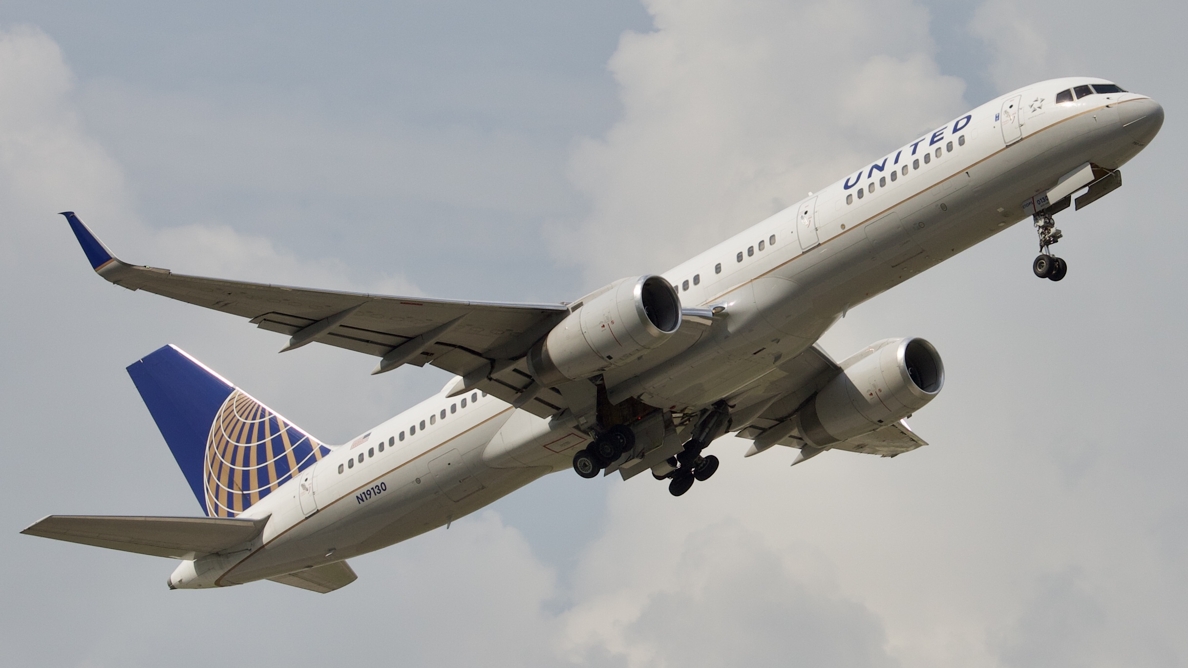 Full size: United Airlines Boeing 757-200 N19130 at Houston-George Bush Intercontinental Airport