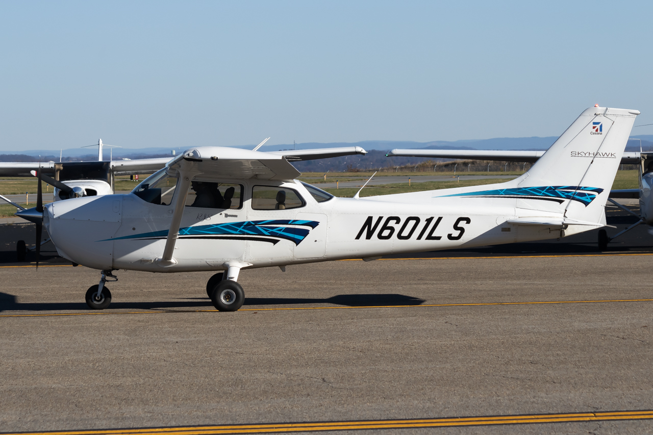 Full size: PRIVATE Cessna 172 N601LS at Pittsburgh Allegheny County Airport