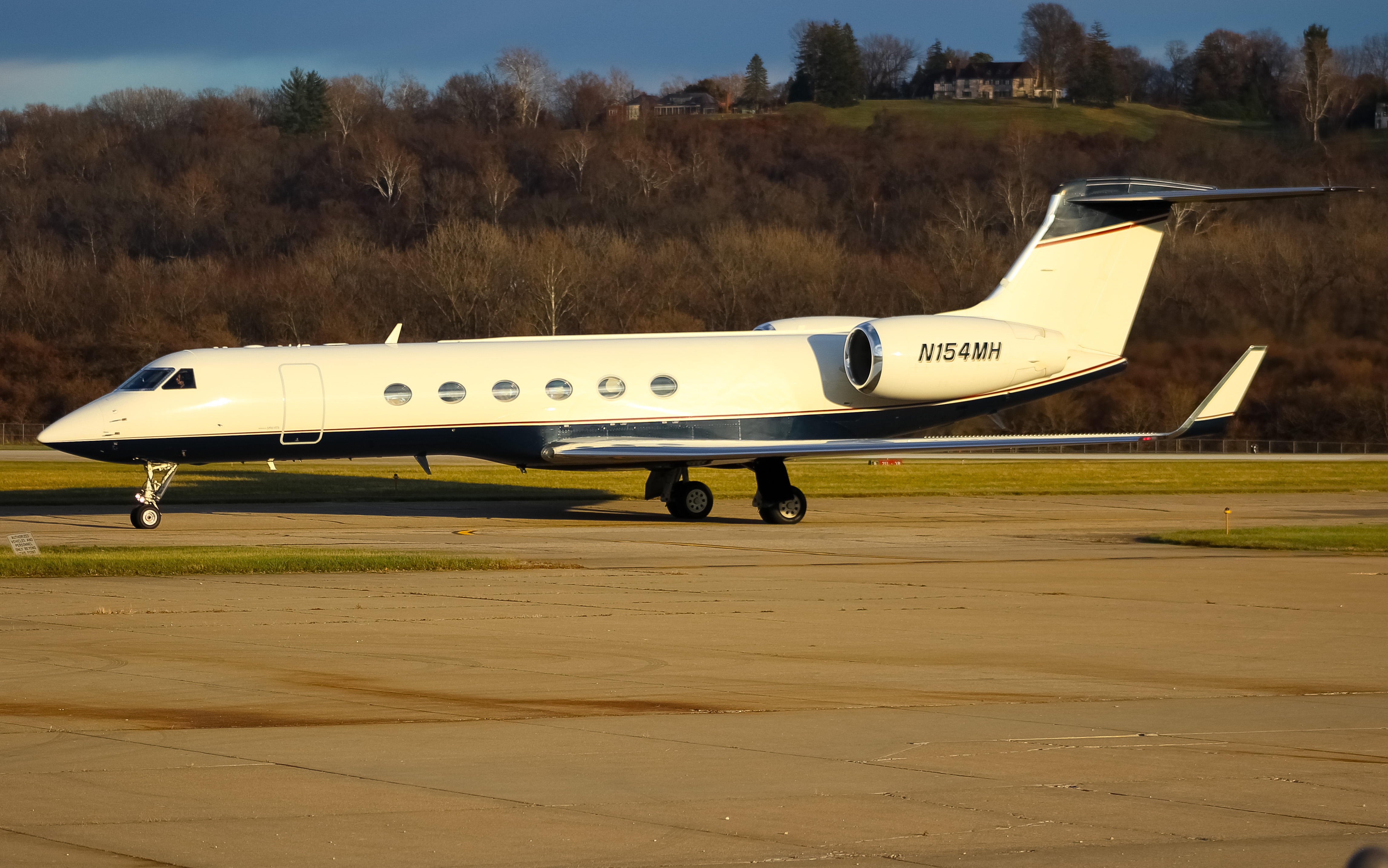Full size: PRIVATE  Gulfstream V N154MH at Cincinnati Municipal Airport/Lunken Field