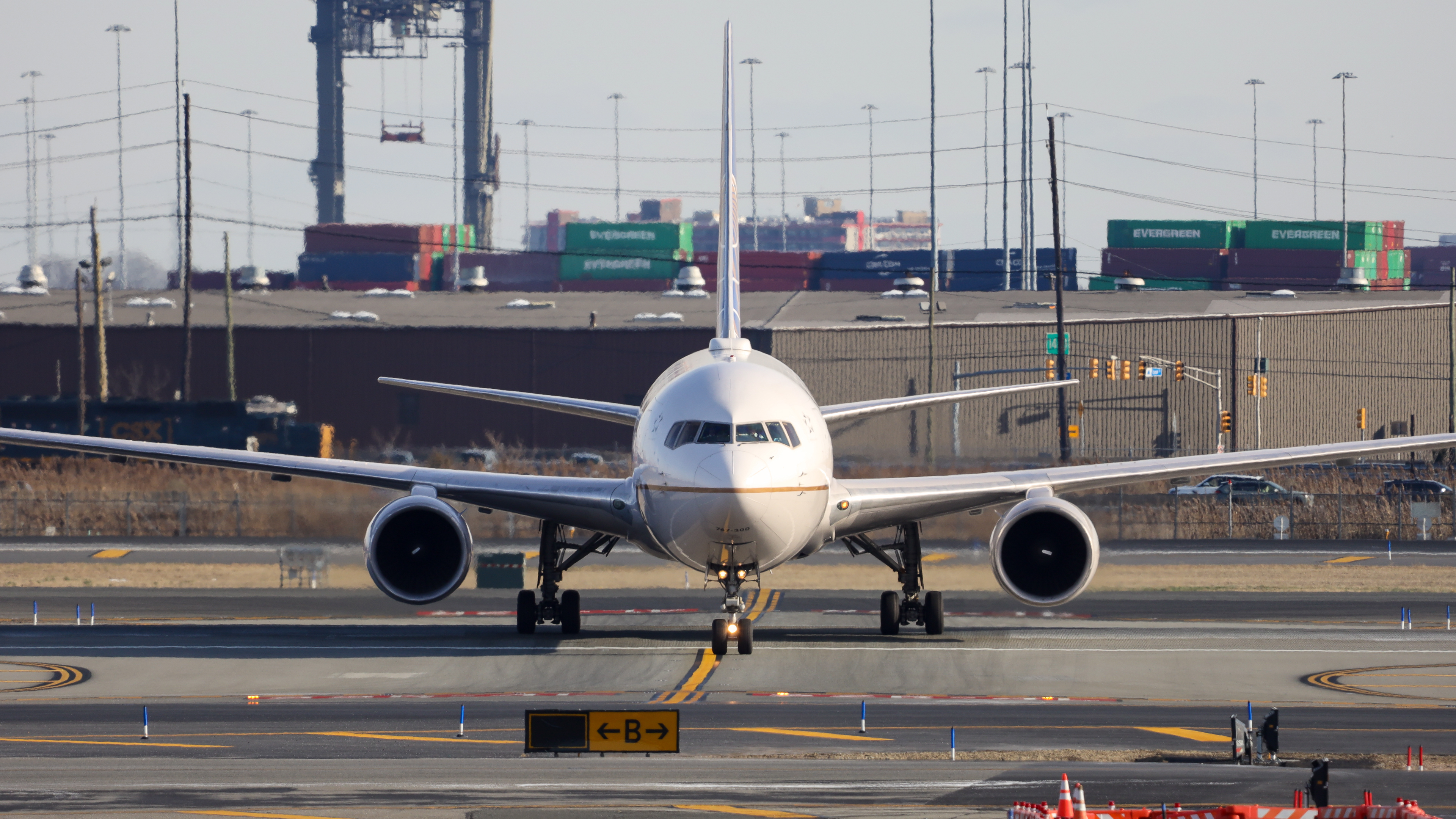 Full size: United Airlines Boeing 767-300 N684UA at Newark Liberty International Airport