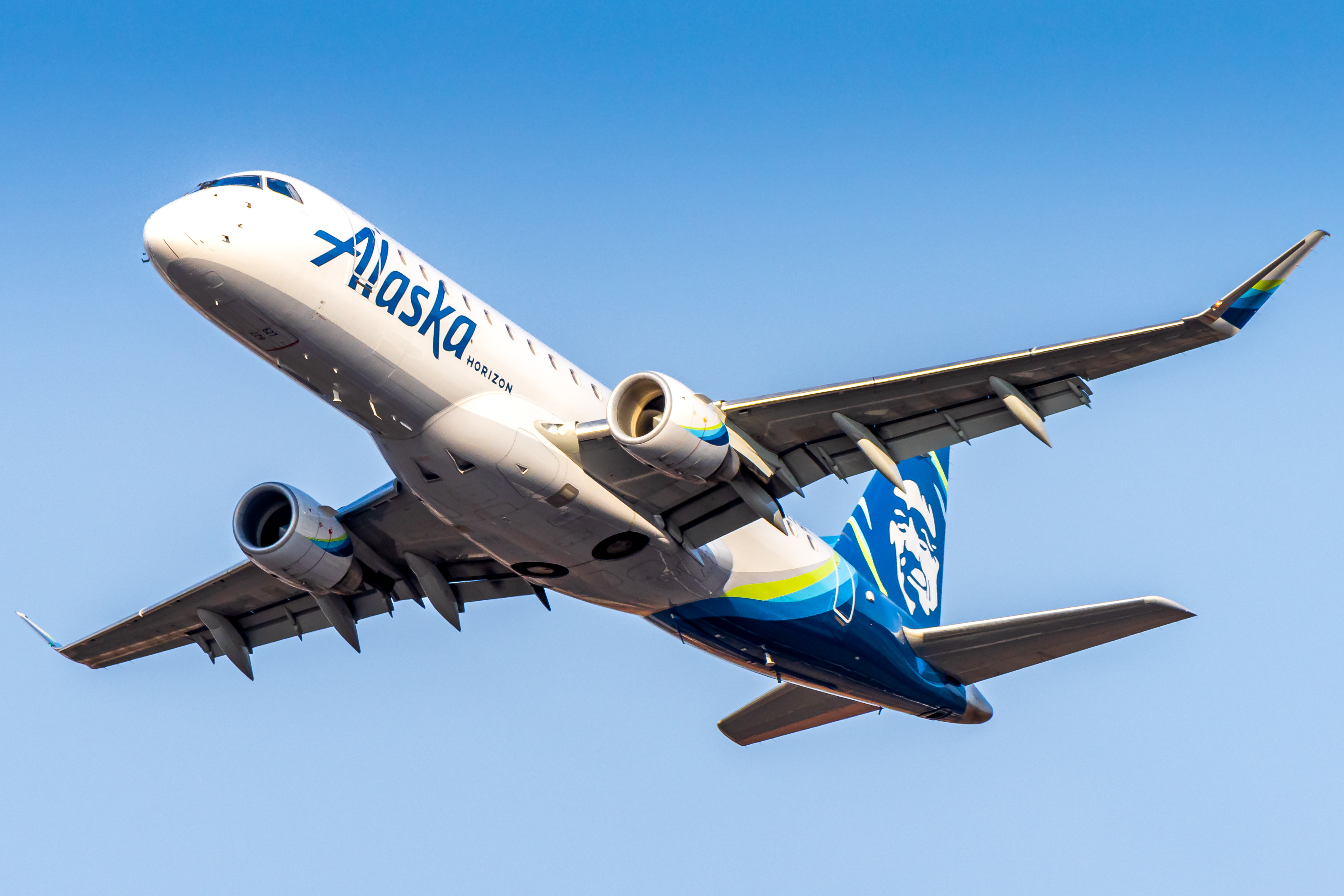 Full size: Horizon Air Embraer E175 N627QX at Roberts Field Airport