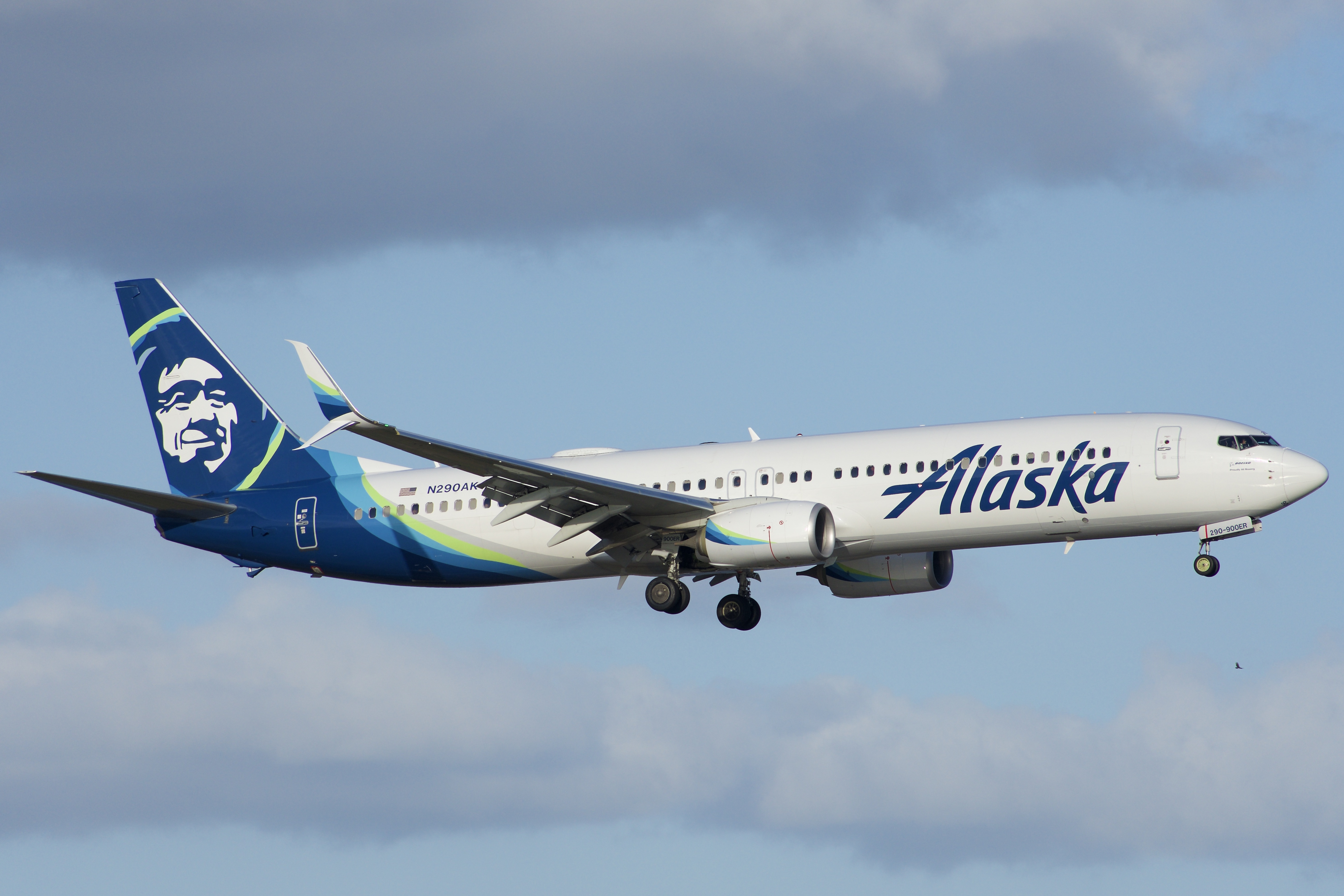 Full size: Alaska Airlines Boeing 737-900ER N290AK at Orlando International Airport